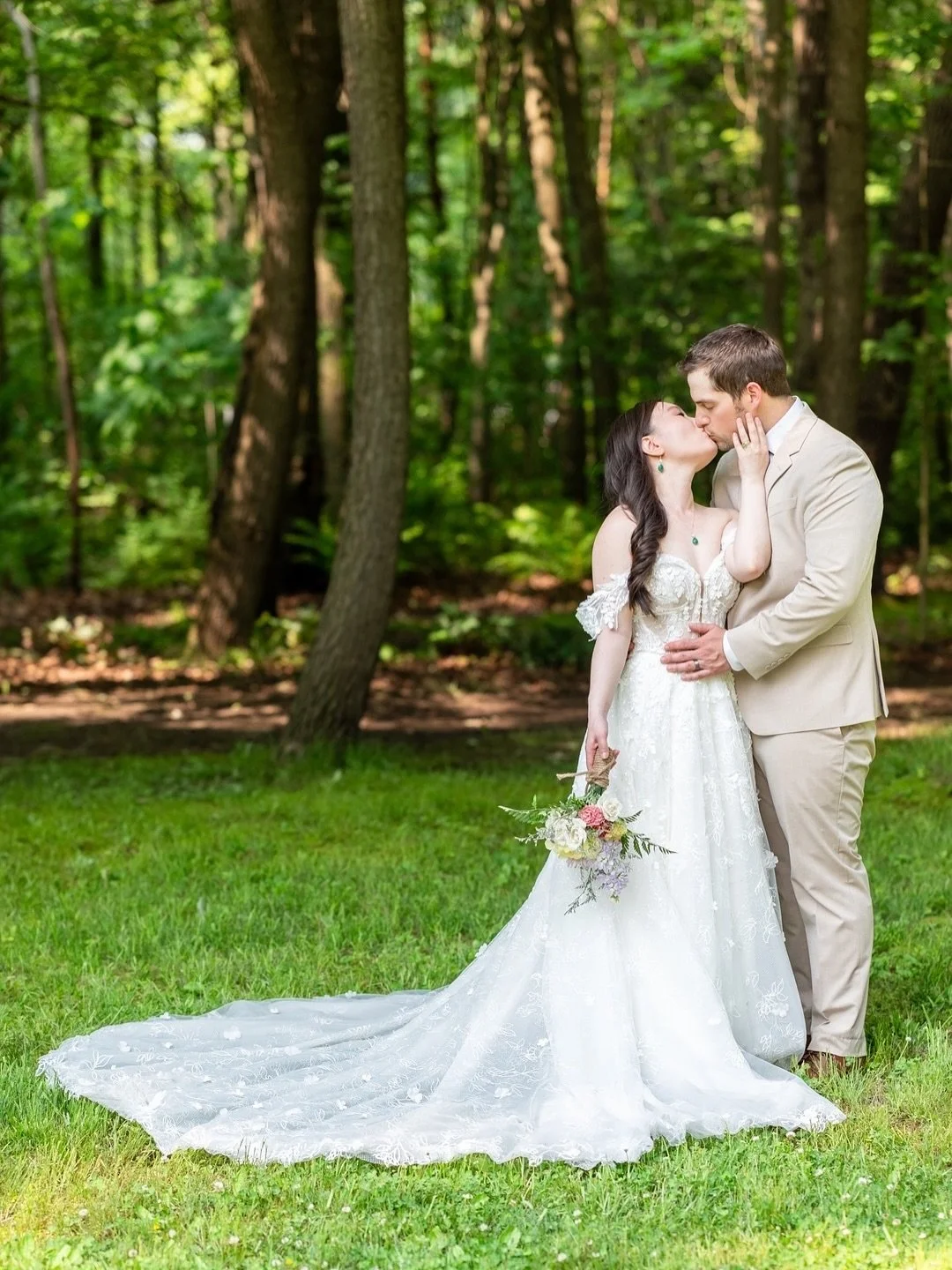 Real Bateau Bride Sarah said “I do” to Ryan in the most meaningful way — at his parents’ home, surrounded by love and the beauty of nature. Her Martina Liana gown shimmered with lace, sparkle, and a touch of sentiment —