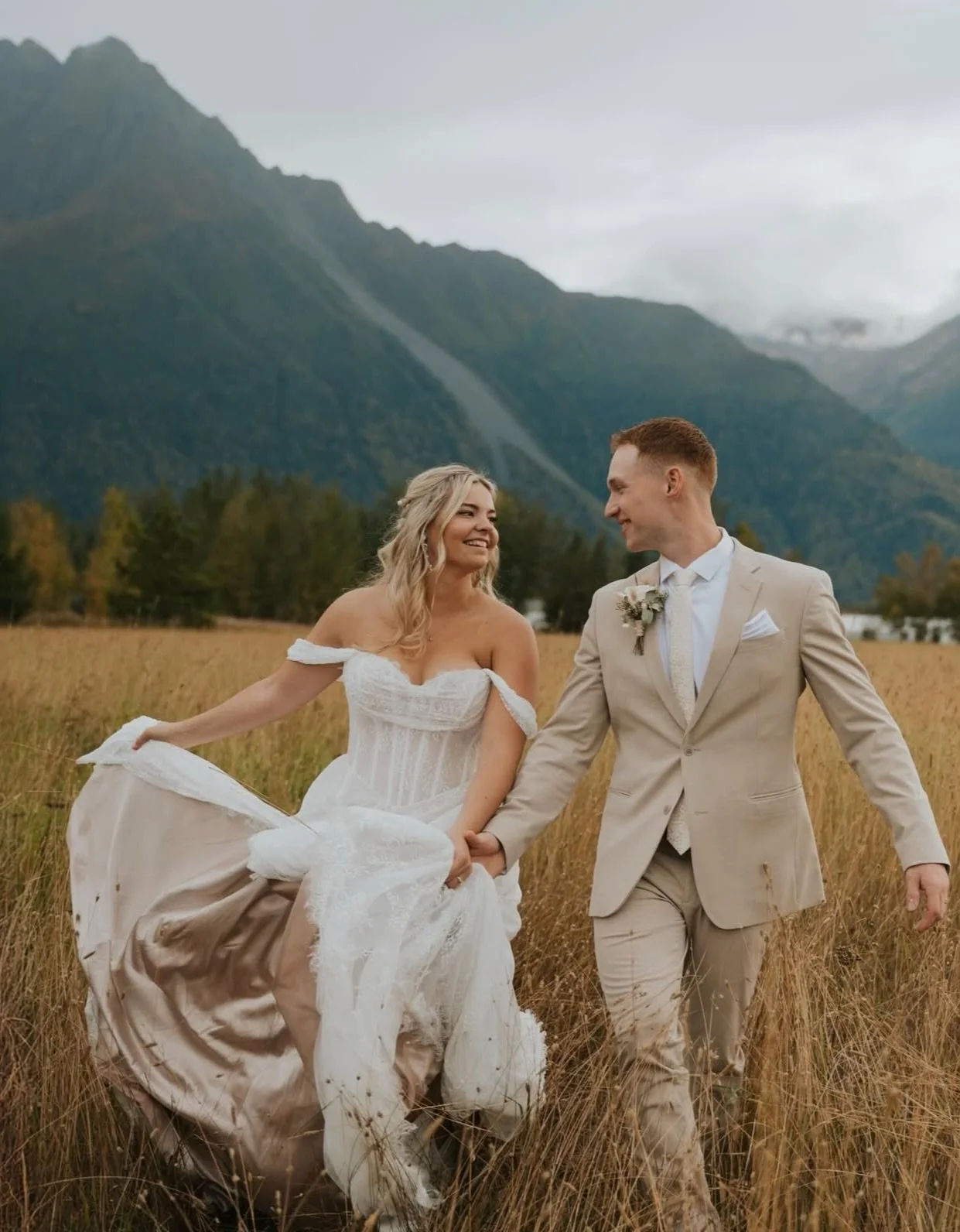 Forever swooning over seeing our gowns come to life ✨ Julianna looked absolutely stunning in the Meyer gown by @serenebymadilane &mdash; pure bridal magic with the sweetest kind of romance 💞

Photography: @cabinfeverphotography_ 
Venue: @veil.and.vi