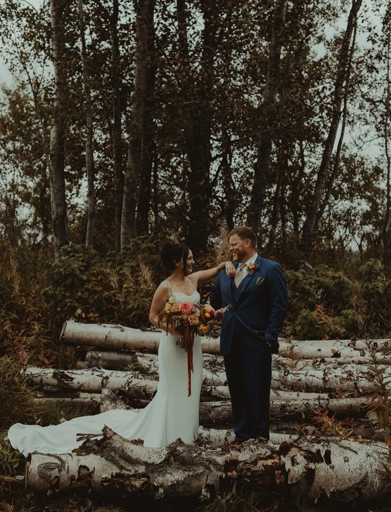 Kelsey&rsquo;s wedding was fall perfection&mdash;soft textures, romantic details, and that effortless autumn glow we&rsquo;ll never get over. From the gown to the season, every moment was pure fall inspo 🤍✨

Gown: @missstellayork 
Photographer: @che