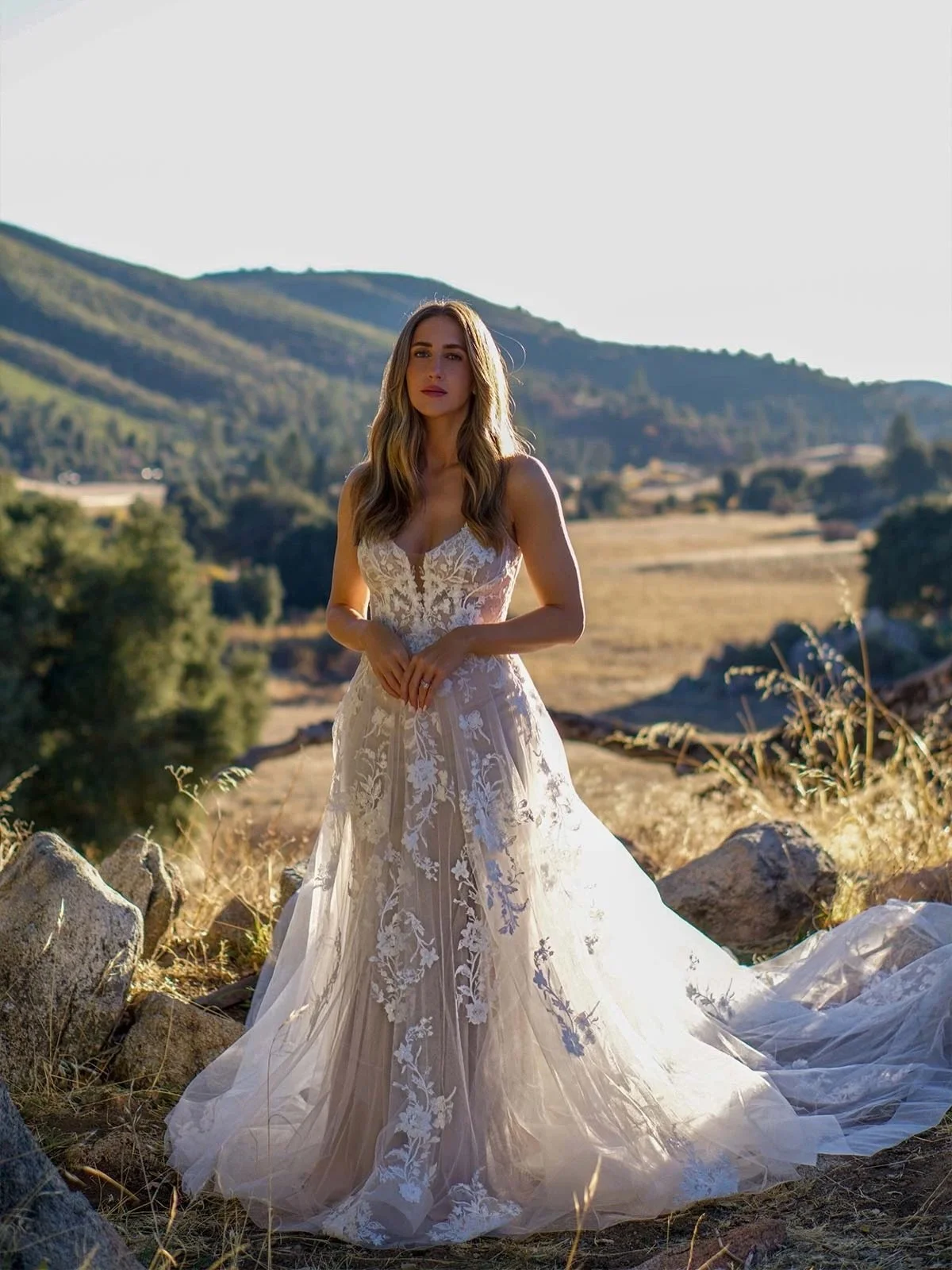 This dreamy lace moment from @essenseofaustralia was made for golden hour ✨☀️

#alaskabride #alaskabridalshop #weddinggown #essensebride