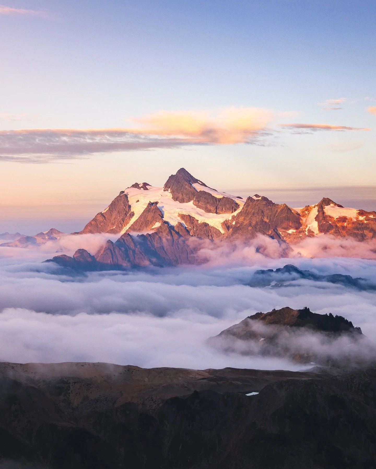 Last light of day followed by blue hour at Mount Shuksan. 
What a blessing it is to be able to witness beauty like this here in Washington ☺️

Taken at 7:16pm and 7:43pm ☀️🏔️☁️
