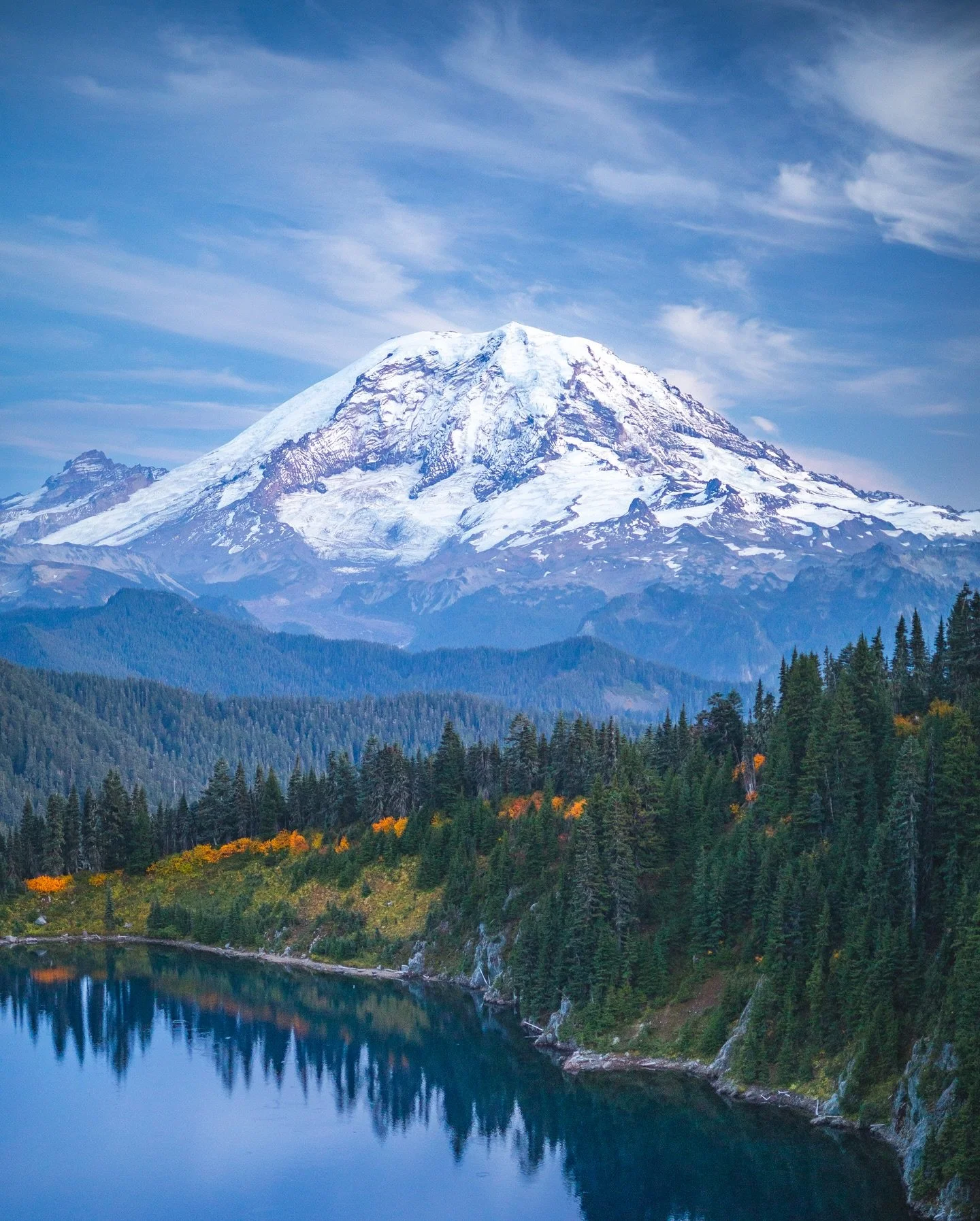 I look forward to fall every year as I love the crisp fall air this time of year in the mountains and the colors that come alive as well. But I also dread it as that means summer is coming to an end and the long Washington winter soon begins 🌧️