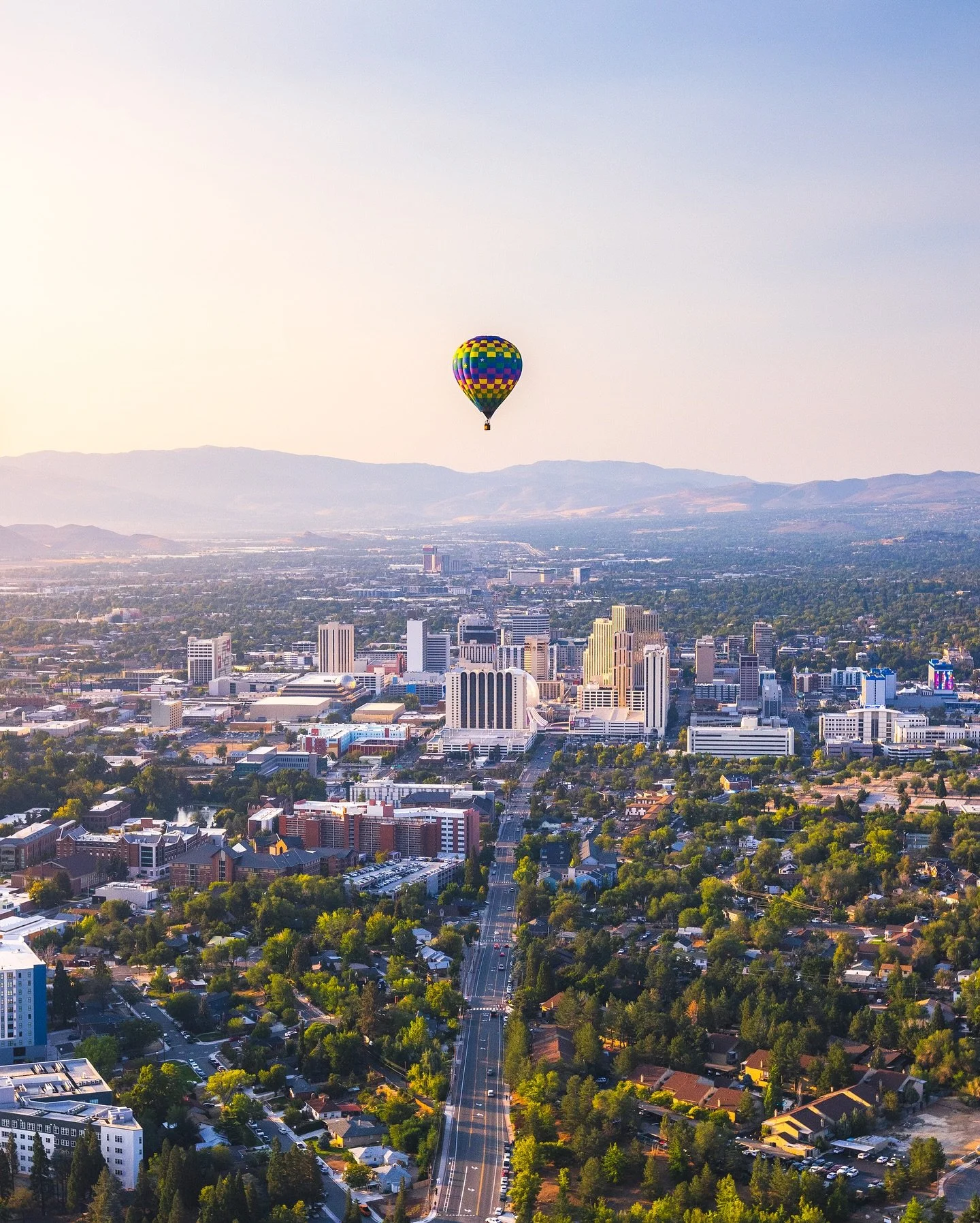 Sunrise from a hot air balloon above Reno 🎈☀️ This was my first time in a hot air balloon and I was definitely a bit nervous (I did not let go of that railing in photo 2 😄) as we climbed higher and higher. It was such a unique experience though and