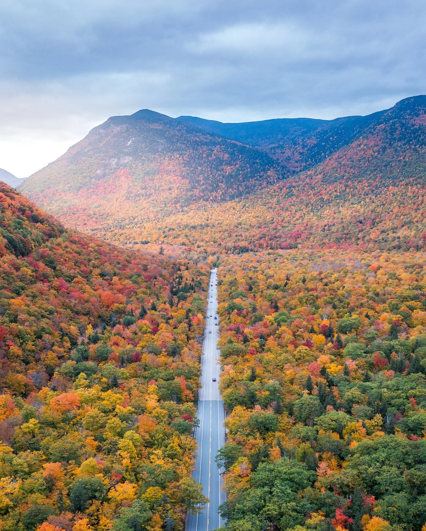 Roads of the Northeast 🍁🚗🍂 
This is your annual reminder that this is what a roadtrip in the Northeast this time of year looks like 😍
10/10 would recommend doing one at some point 😊