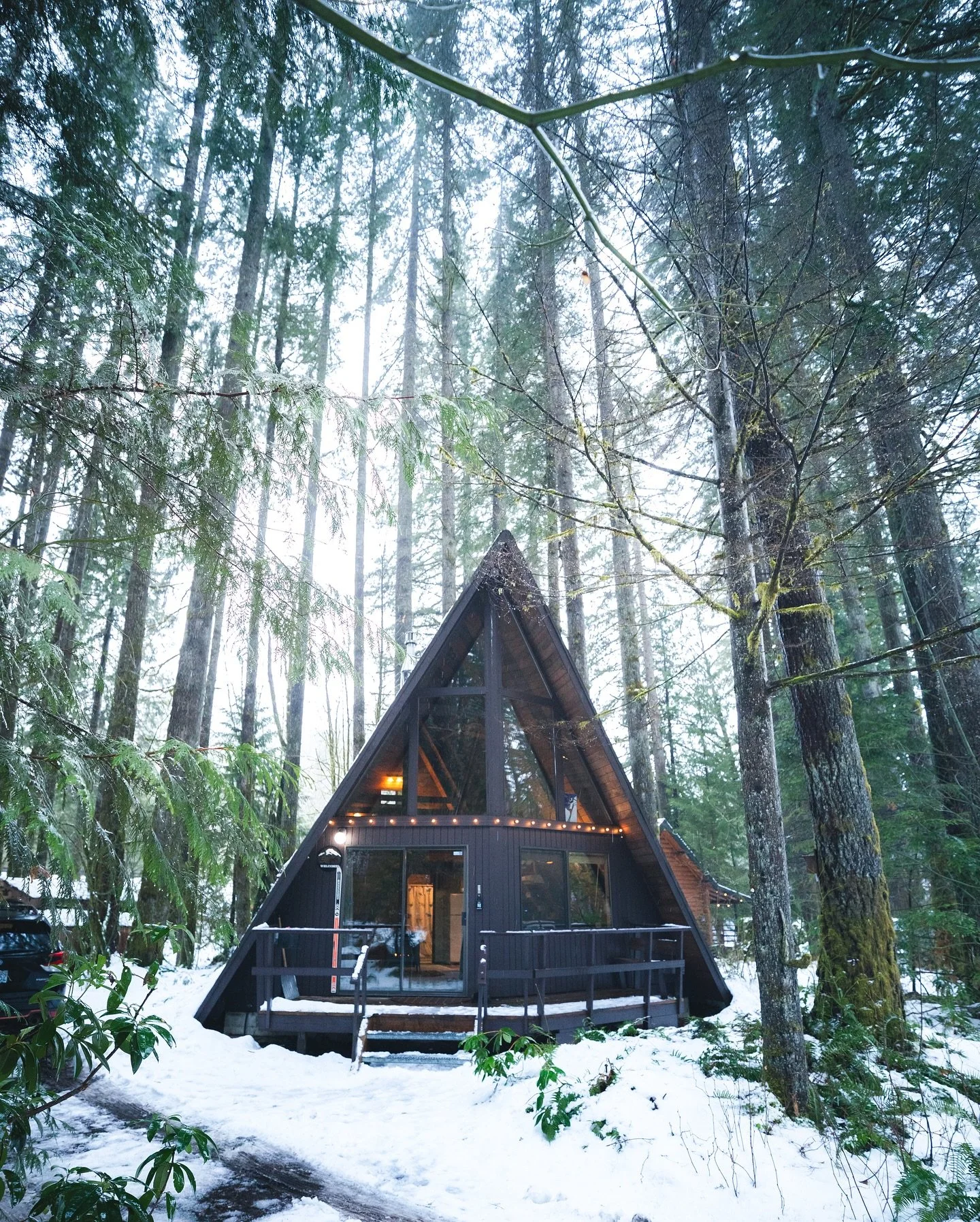 With rain in the forecast here in western Washington, I can&rsquo;t help but dream of being in a quaint cabin in the woods right now. It is that time of year, where a cozy cabin for a few days just feels right.
These are 15 of my favorite cabins and 