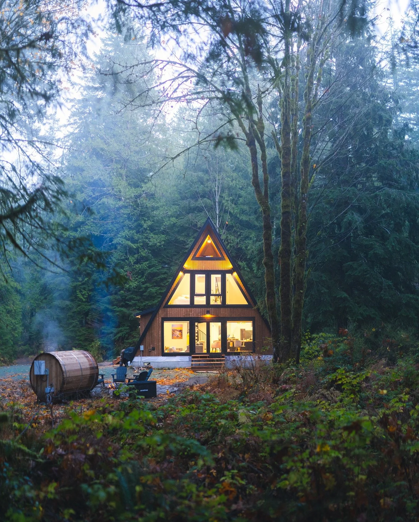 New cabin alert! 🚨🏡🌲 I spent this past weekend with family out at this brand new cabin by @indexcabins near Index, WA. 
Surrounded by woods and walking paths into the forest, it is a retreat into nature that comes complete with a hot tub, sauna, c