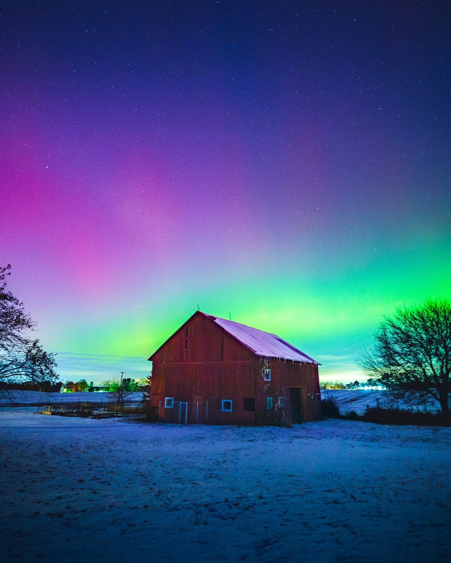 Tonight in Northern Indiana 😍 I came out here this week simply to visit friends, not expecting to be running around at 10pm taking photos 😄 But when the northern lights flair up, you just have to get outside!
If it goes off again tomorrow night, wh