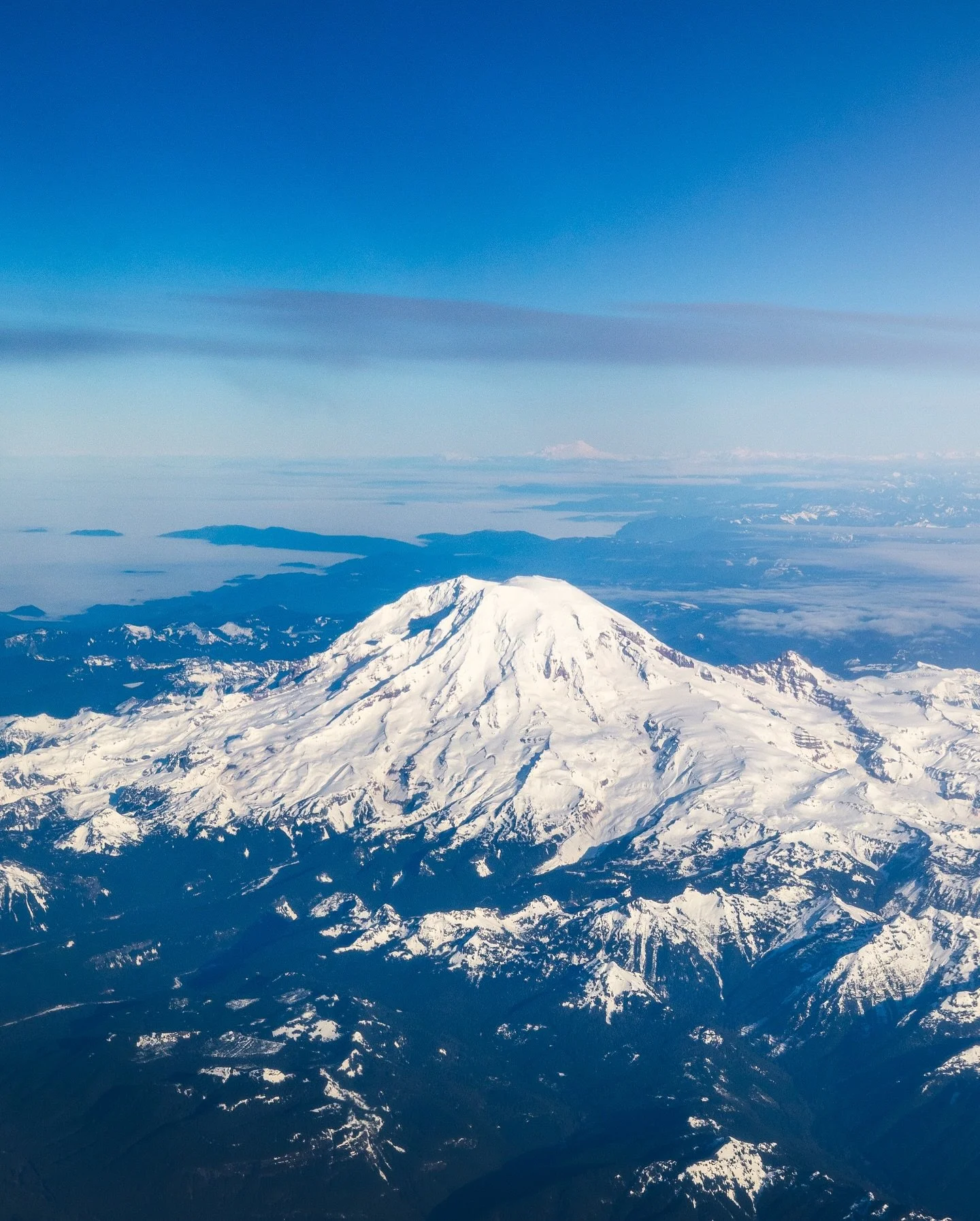 Tough to beat a window seat out of Seattle on a clear day 🏔️ 
If you look closely, you can see Mount Baker back there behind Rainier.