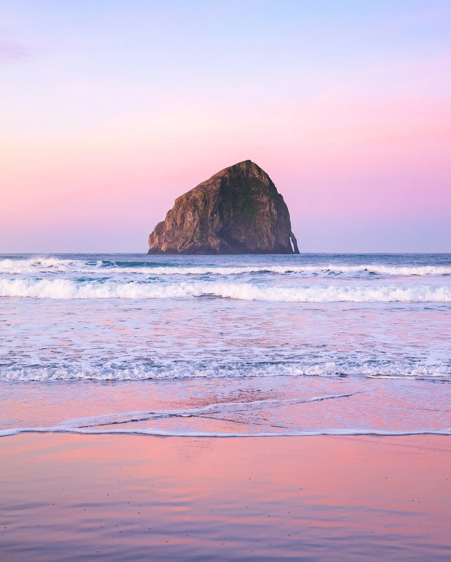 Sunrise on the Oregon Coast 🌅🌊
This is just one of the incredible spots on Oregon&rsquo;s 363 miles of coastline. 

📍 Cape Kiwanda