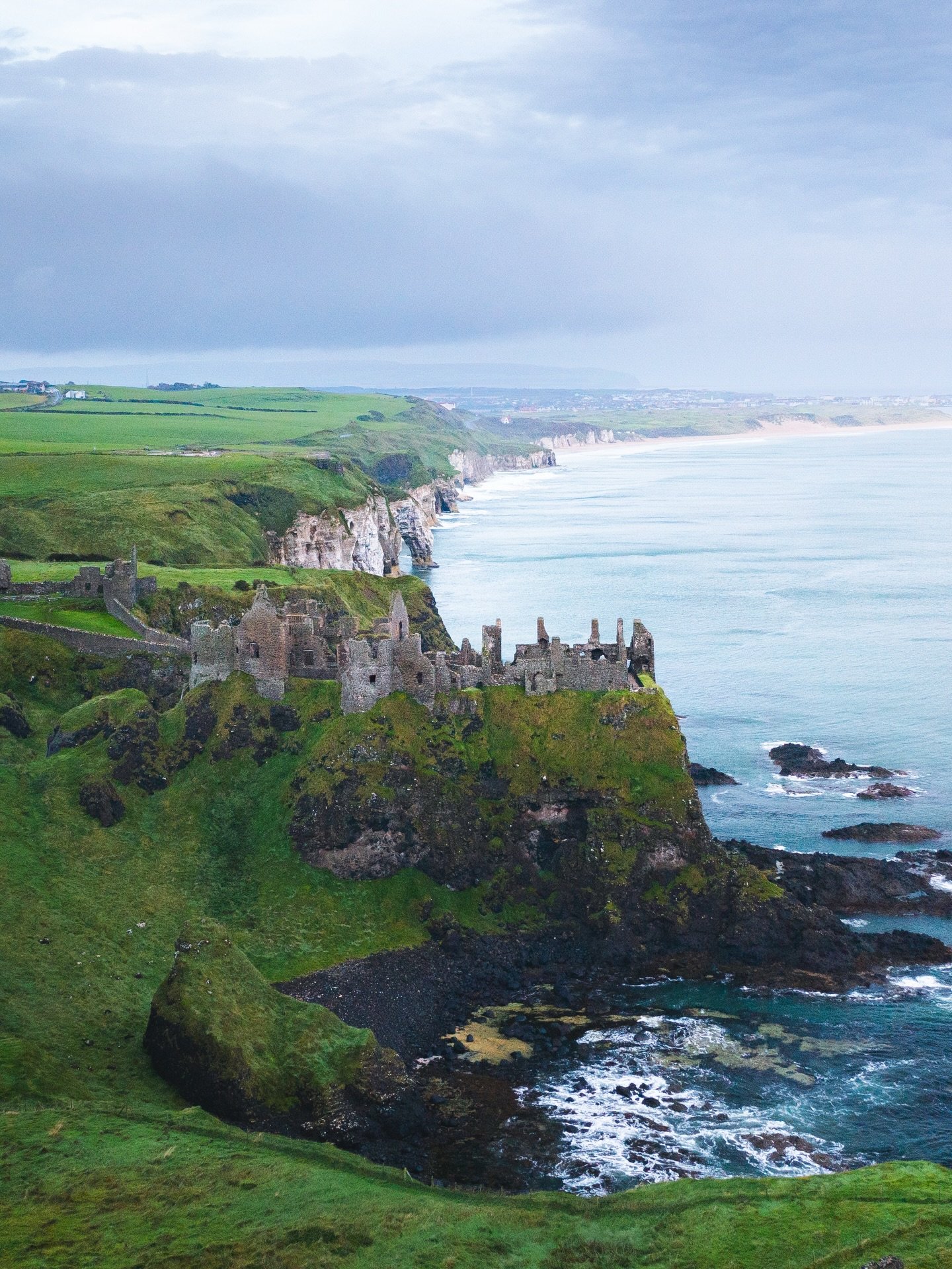 Coastal castle views in Northern Ireland 🏰🌊 

If you ever find yourself driving along the A2 in Northern Ireland, definitely take the time to stop at this picturesque castle perched on the edge of a cliff. 

📍 Dunluce Castle