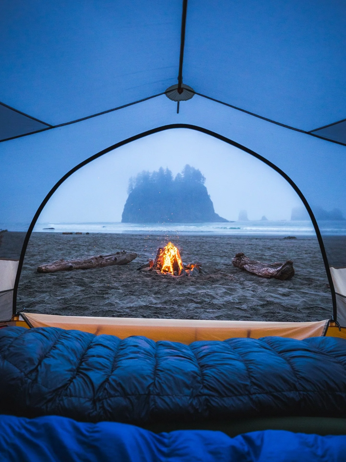 Camping on the coast of Washington 🌊⛺️☁️🌲

This is one of my favorite spots to camp in Washington, even on a cloudy day. 

📍 Second Beach

You do need a permit to camp here or anywhere else in Olympic National Park, which can be reserved online at