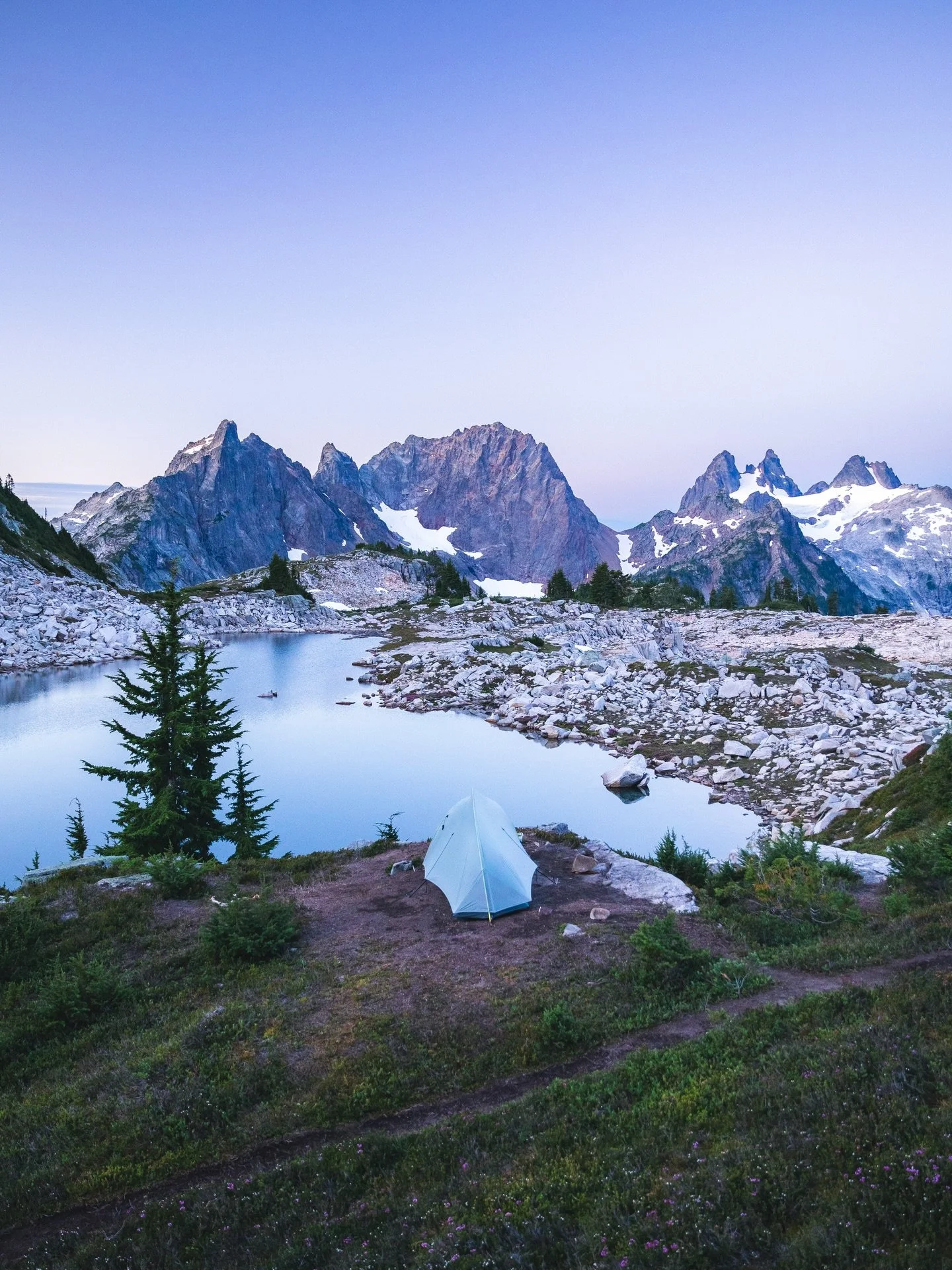 A summer hike I definitely want to do again! 🥾 
Although, I am not looking forward to the hike up here! It is 20 miles roundtrip with 5,000 feet of elevation gain so good luck if you plan to do it 😄

This is Tank Lakes in Washington State

#alpinel