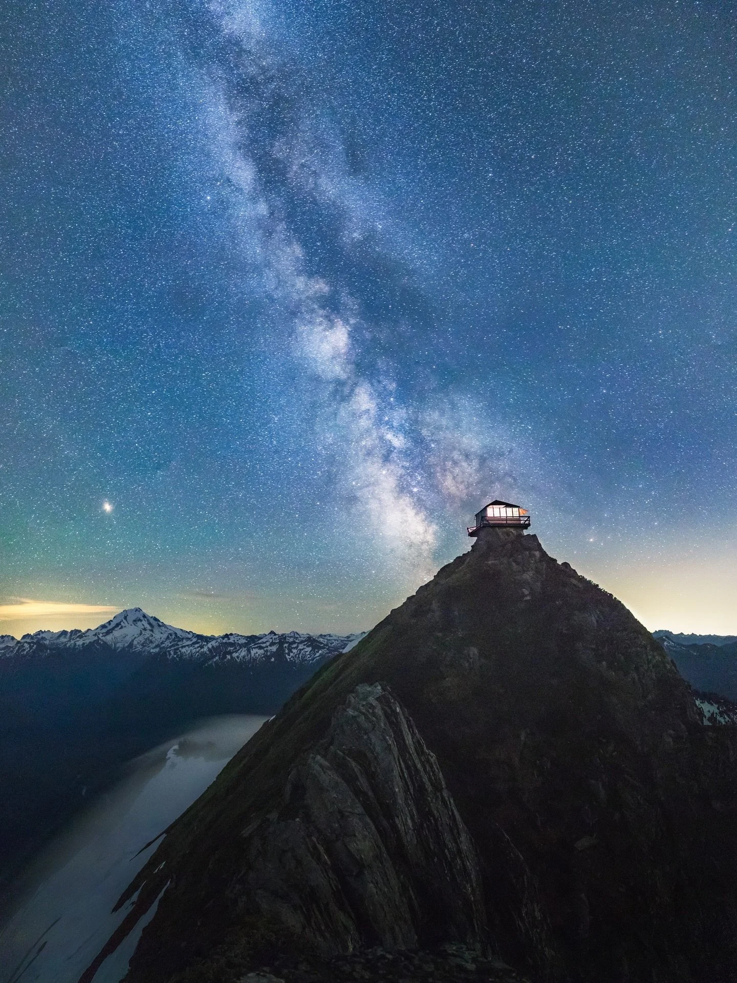 Summer nights in Washington ✨⛺️🏔️🌕 

Seeing all of the incredible images from the Artemis II mission has me dreaming of nights like these, just staring up at the endless expanse of space. 

📍 Washington State
