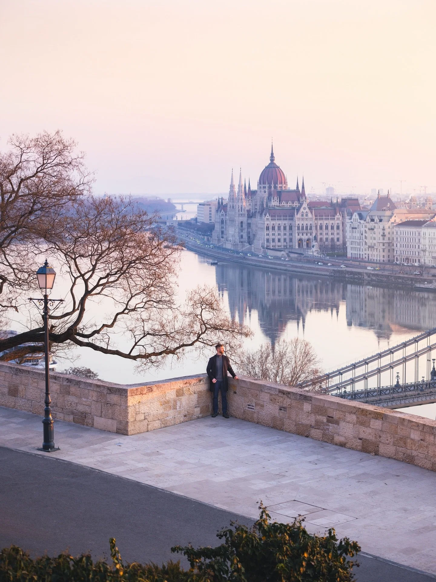 Sunrise in Budapest ☀️🇭🇺 
Getting up early and walking around a city while most people are still asleep will always be worth it 😊

📍Photos taken at the plaza in front of Buda Castle. 10/10 would recommend this spot for a sunrise 👌

#Budapest #Hu