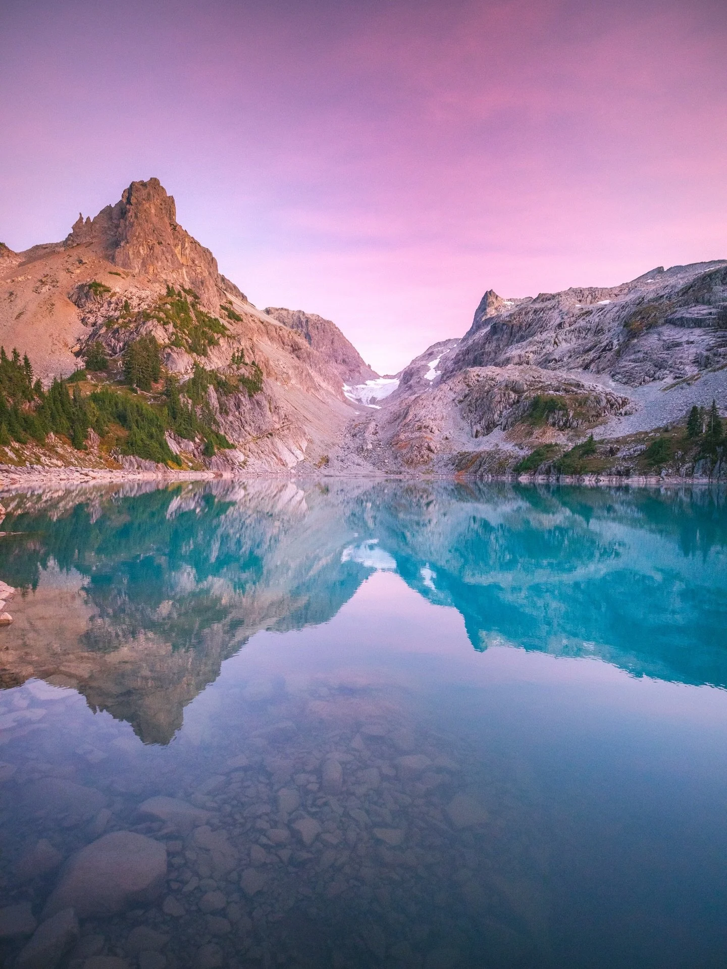 Easily one of the most beautiful lakes in Washington. I&rsquo;ve been up here 3 times over the years and the incredible color always surprises me. It&rsquo;s just so colorful! 😍

📍 Alpine Lakes Wilderness
#pnw #washingtonstate #alpinelakes