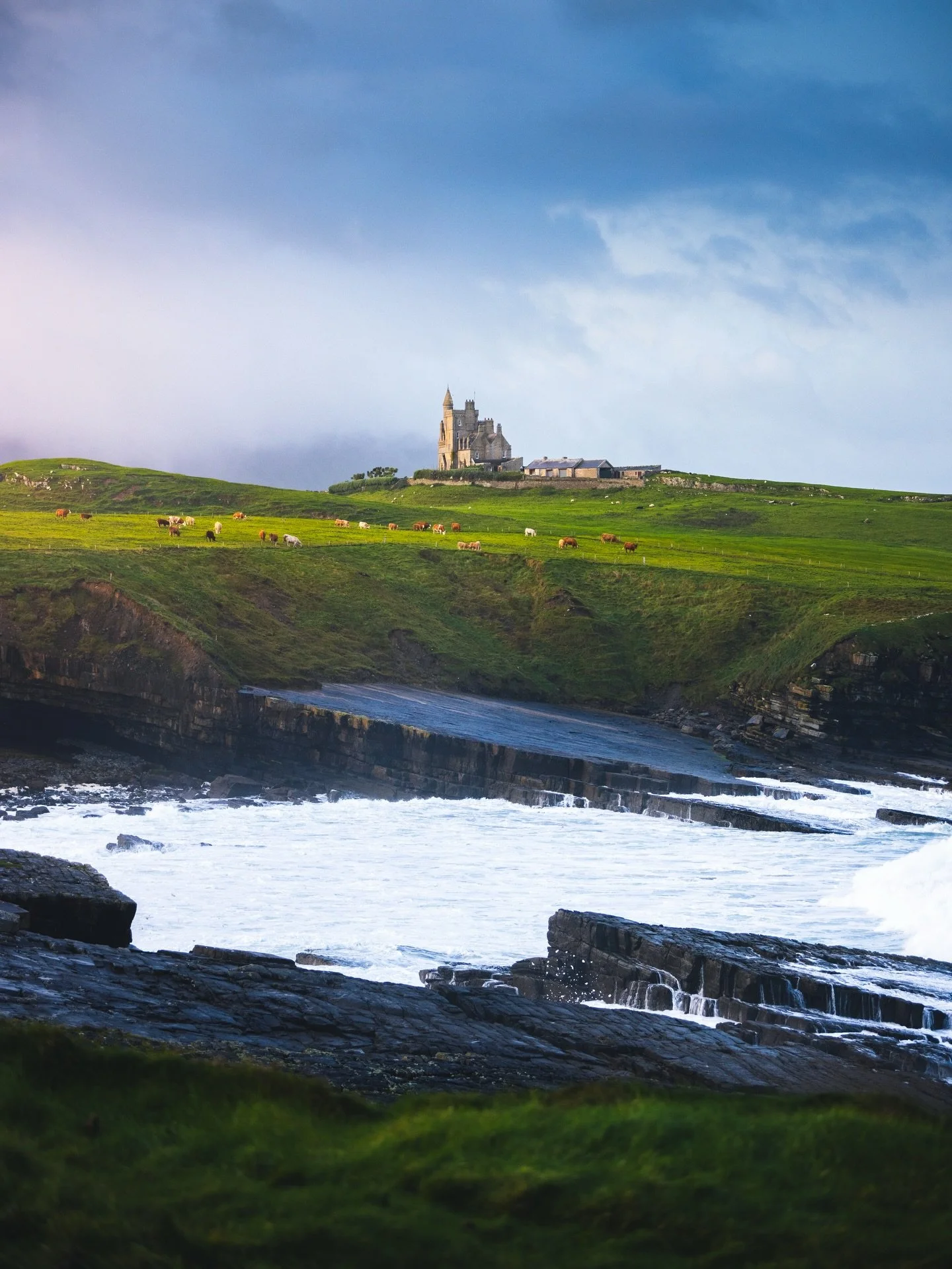 One of the more visually stunning castles in Ireland 🏰 🇮🇪 

Located on the northwest coast of Ireland, this castle was completed in 1874, and is well worth a stop on any roadtrip along the coast. 

📍 Classiebawn Castle

#ireland #classiebawncastl