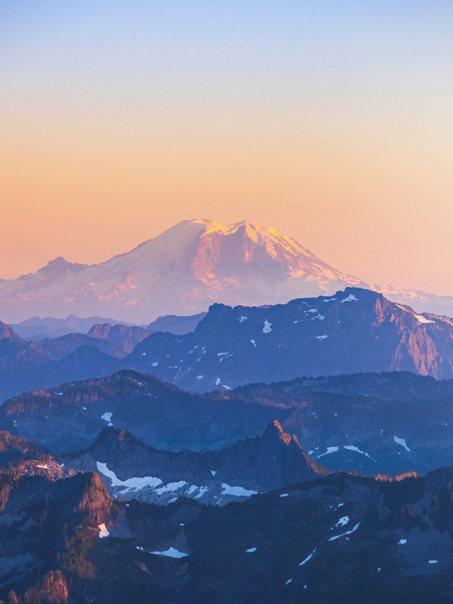 Mountain layers at sunset from one of my favorite peaks in Washington, off Mountain Loop Highway. It just doesn&rsquo;t get much better than 360 degree views of the mountains at sunset during the summer ☀️🏔️👌
Definitely going to have to get up here
