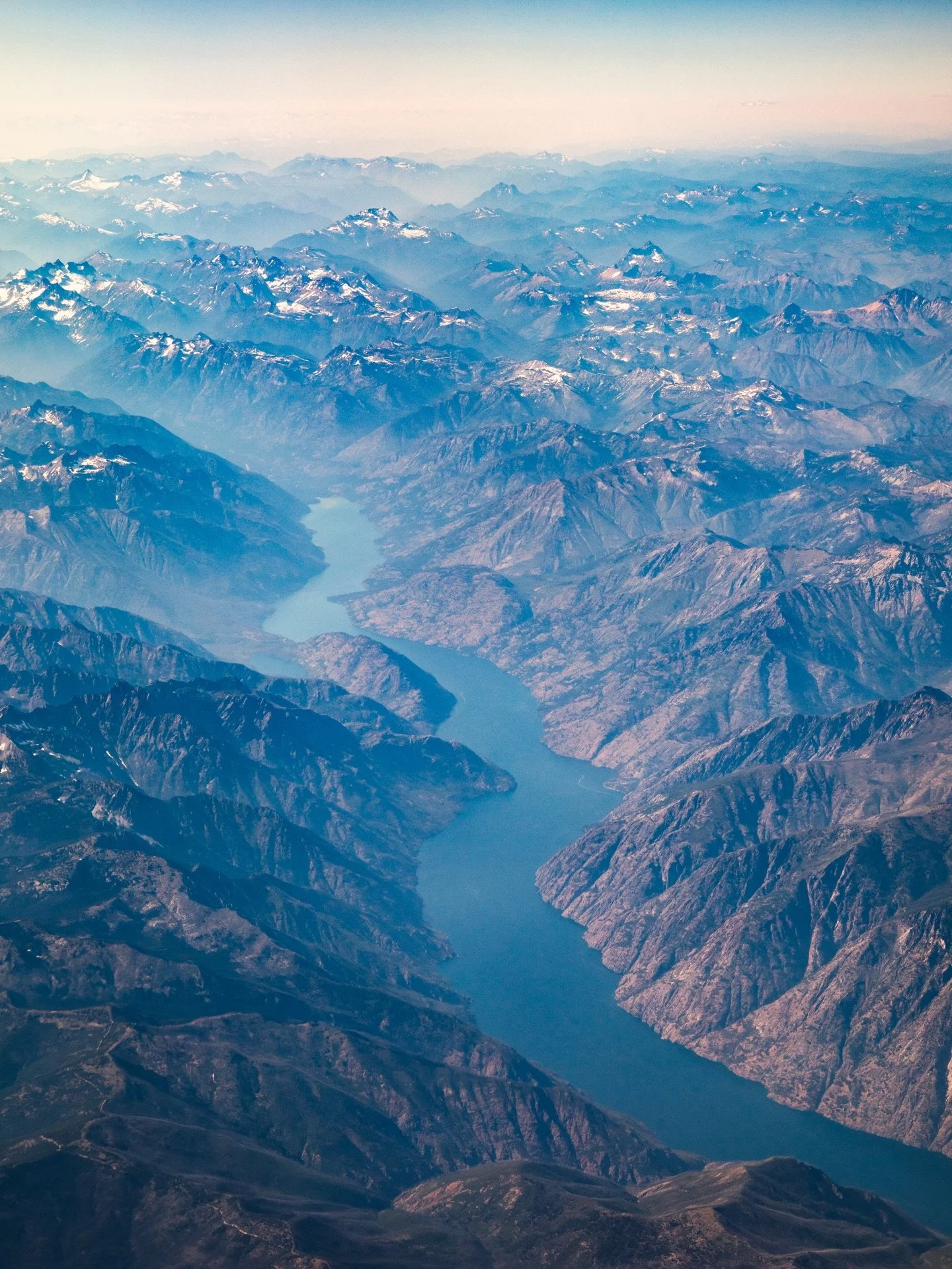 Flying over Lake Chelan in Washington 🏔️ 
I really need to spend more time at this lake and actually ride the ferry across the lake sometime. Maybe this summer! 
#lakechelan #washingtonstate