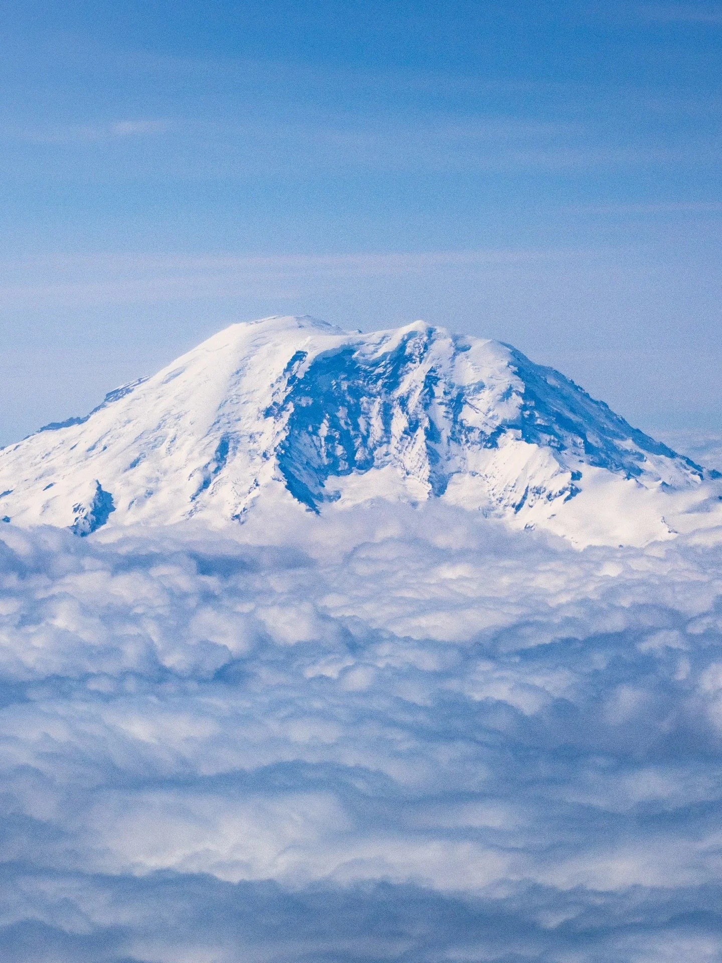Rainier views on my recent flight to NC ✈️🏔️ 
Always look at flight routes ahead of time so you can pick the correct side of the plane to get this view 👌
#MountRainier