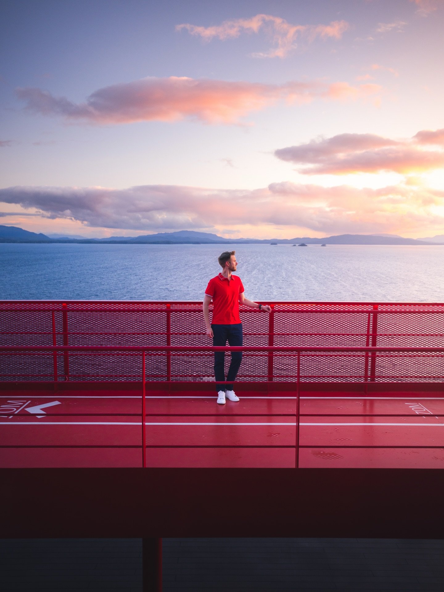 Sunset at sea ☀️ 
Aboard @virginvoyages Brilliant Lady 🚢 

Watching the sun dip below the horizon while moving through the waters of Alaska, with the mountains slowly rolling by, is such a unique experience! 

Hoping for some more sunsets like this 
