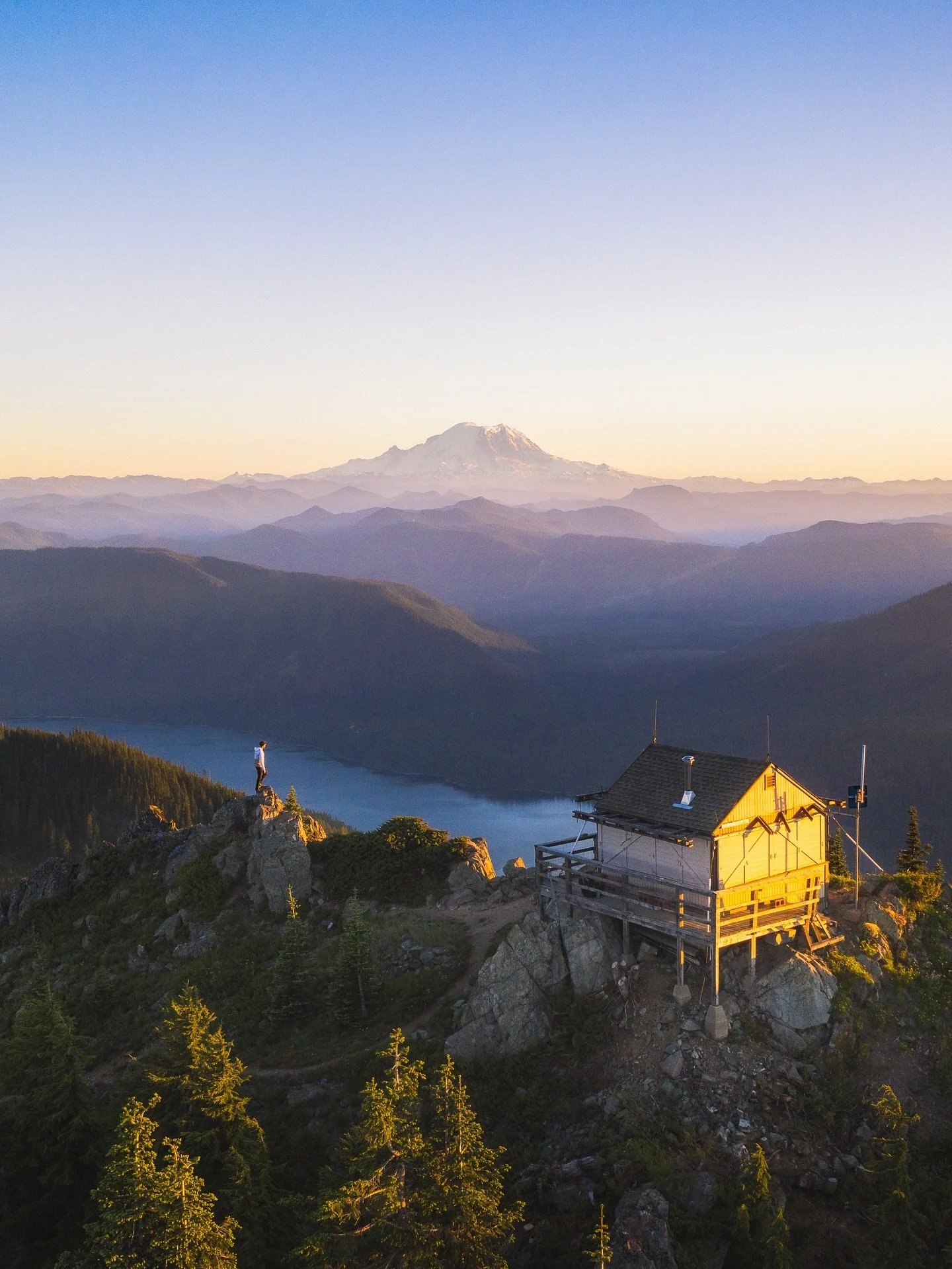 Sunset in the mountains of Washington 🏔️☀️ 
It&rsquo;s so cool that fire lookouts like this exist all over Washington! 🙌