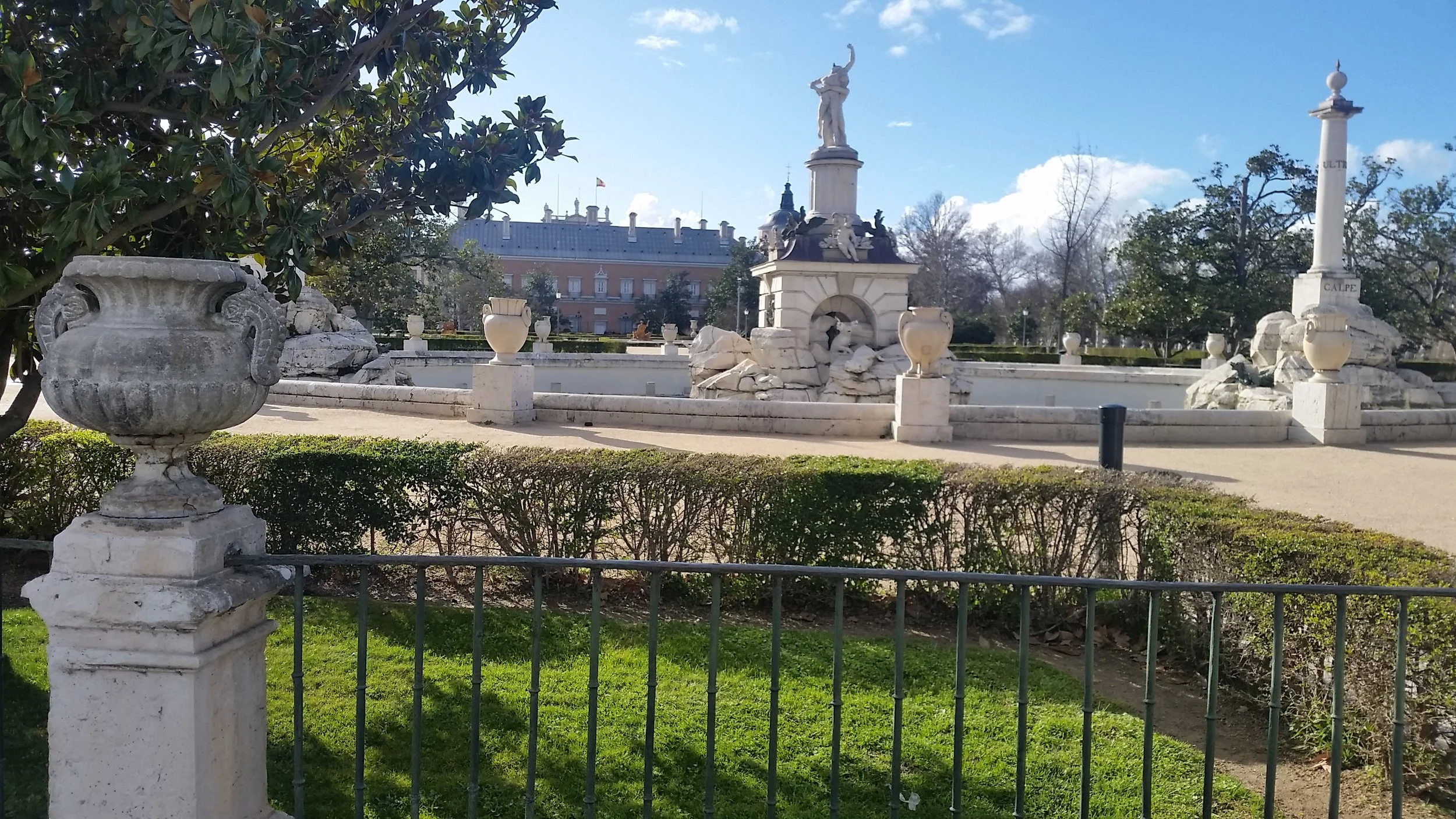 A view of the palace at Aranjuez from one of the gardens