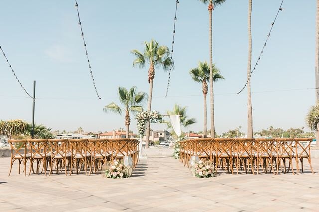 Looking into hosting a micro-wedding? Available options at all @24carrotscatering locations and we're excited to help! Reach out with any questions!

Photography: @tylerchasephotography 
Planning: @purelavishevents @purelavish_alexa
DJ: @elevatedpuls