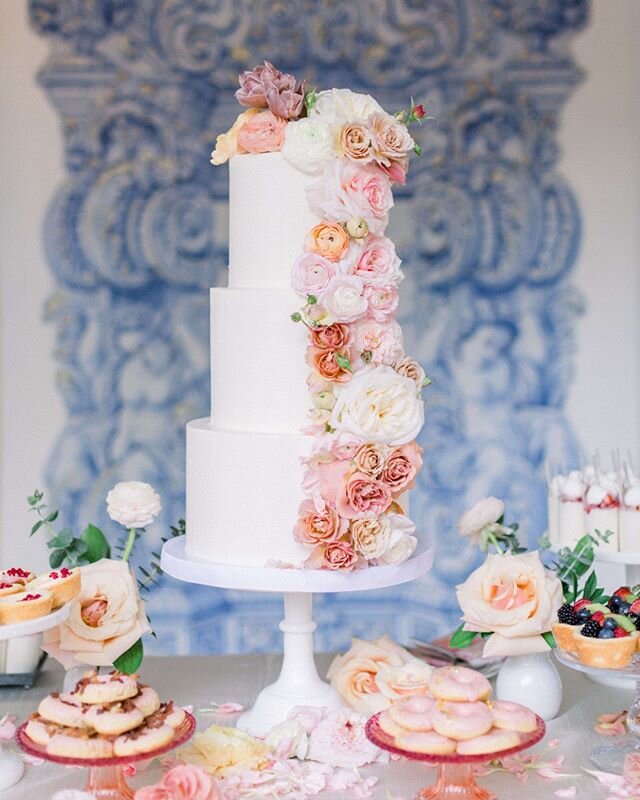 This cake dressed up with the fluffiest florals in peach and pink tones looks so perfect against the blue details in the @rancholaslomas Teatro tile!

Photography: @bretthickmanphoto
Cake: @mcakessweets
Coordinator: @courtneyhsevents
DJ: @elevatedpul