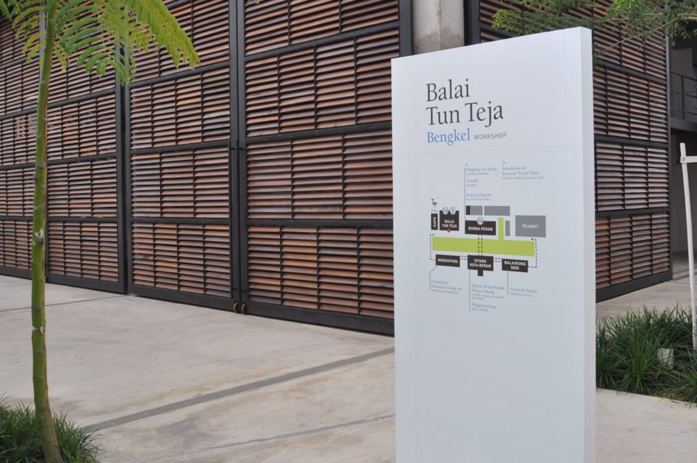 The directory stands in front of the new workshop building. The building opens fully on three sides. 