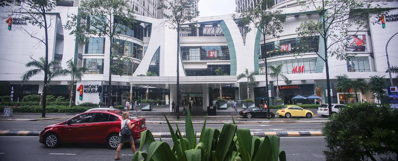 The new façade differentiates the mall from the adjoining office and residential towers. While some may think that placing three logos on a building’s street-facing façade may seem excessive, it was necessary to cater to different points of view in a tight and cluttered environment with different vehicular access. (The new signage was designed by the architect working with the 1MK team).
