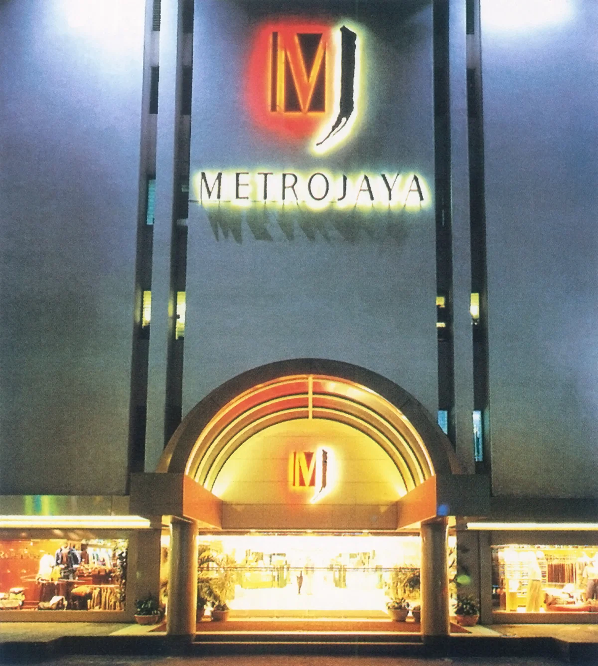 Façade of Metrojaya flagship store at Bukit Bintang Plaza, 1996. Metrojaya was Malaysia’s fastest growing retail chain with four department stores and over 40 specialty stores throughout Malaysia and Singapore. 