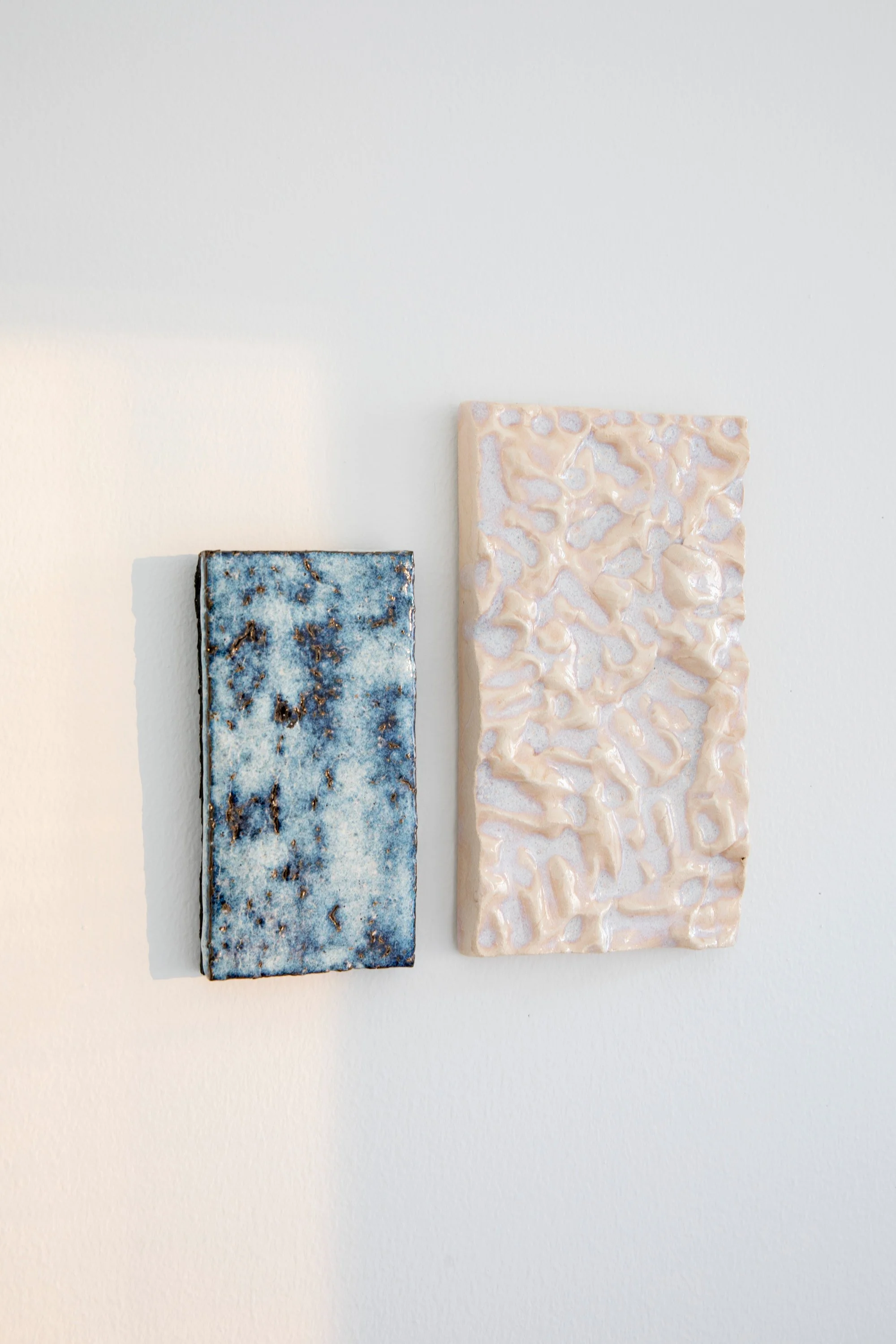 Yö & Hakkelus, 2021. On the left: Yö / Night, glazed ceramic. 10 x 19 cm.  On the right: Hakkelus / Mince, glazed ceramic. 26,5 x 14,5 cm.