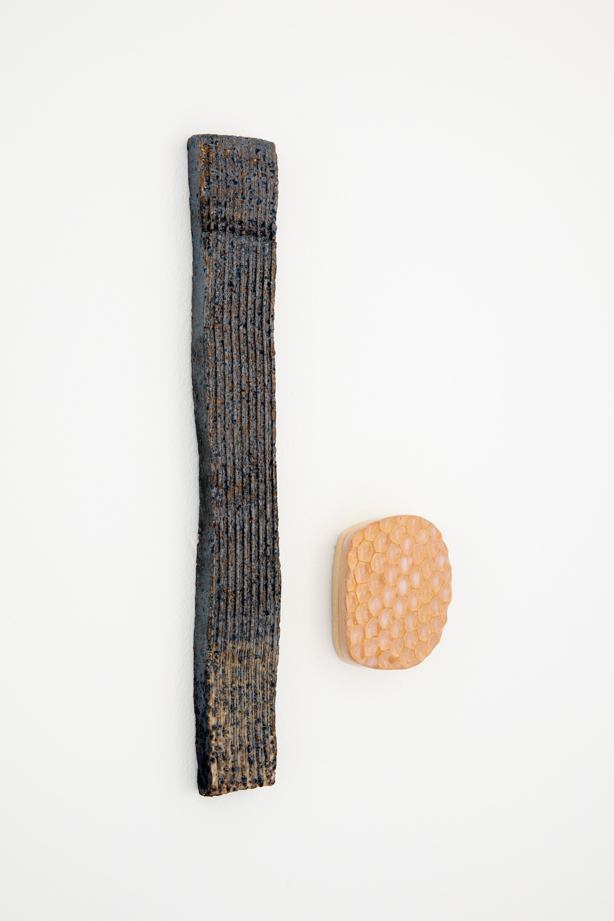 Risu & Hani, 2021. On the left: Risu / Stick, wood fired ceramic, glaze. 40 x 6 cm.   On the right: Hani, glazed ceramic. 10 x 8,5 cm. 