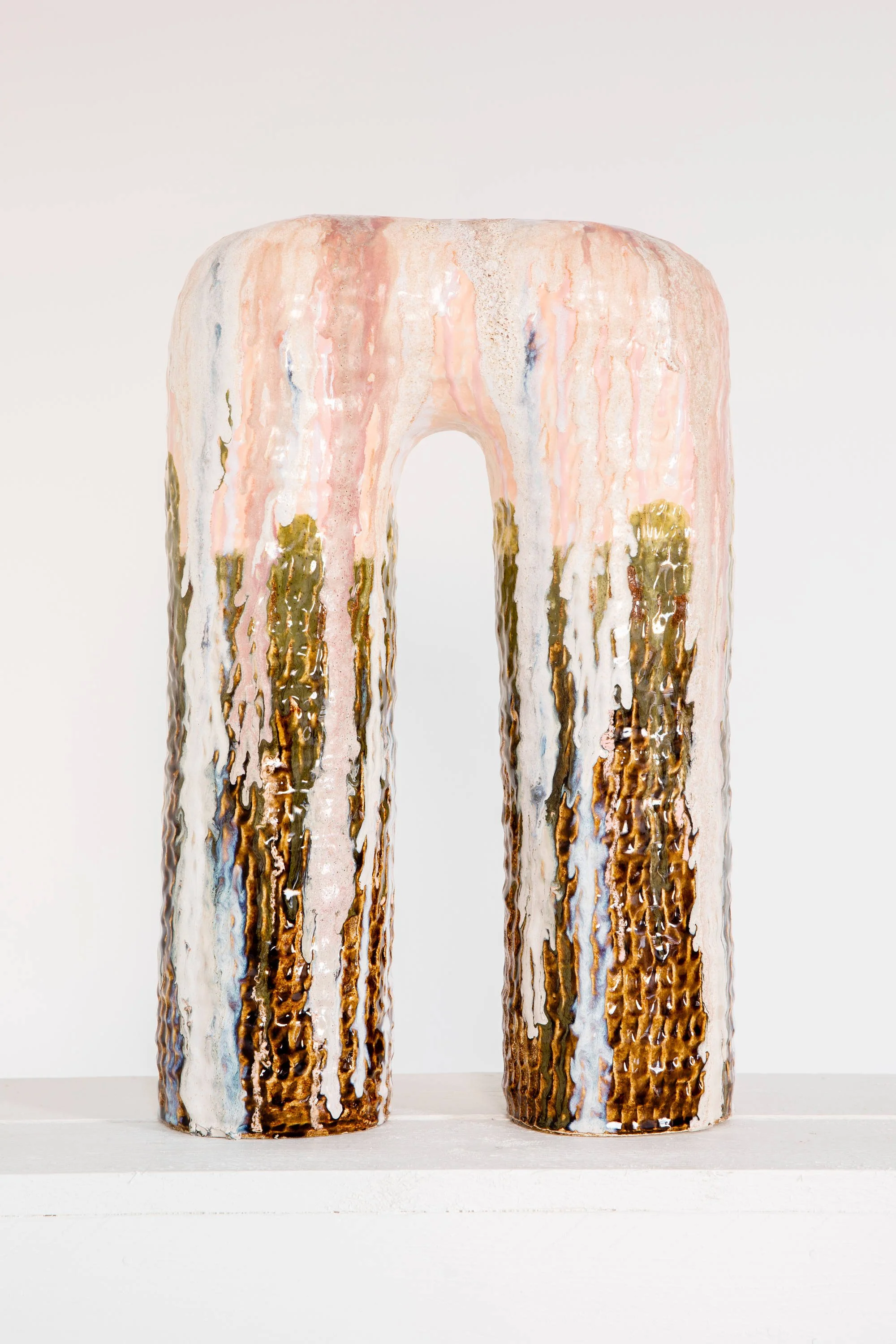 Riemukaari / Arc de Triomphe, 2021. hand built stoneware, glazes. 51 x 32 cm.