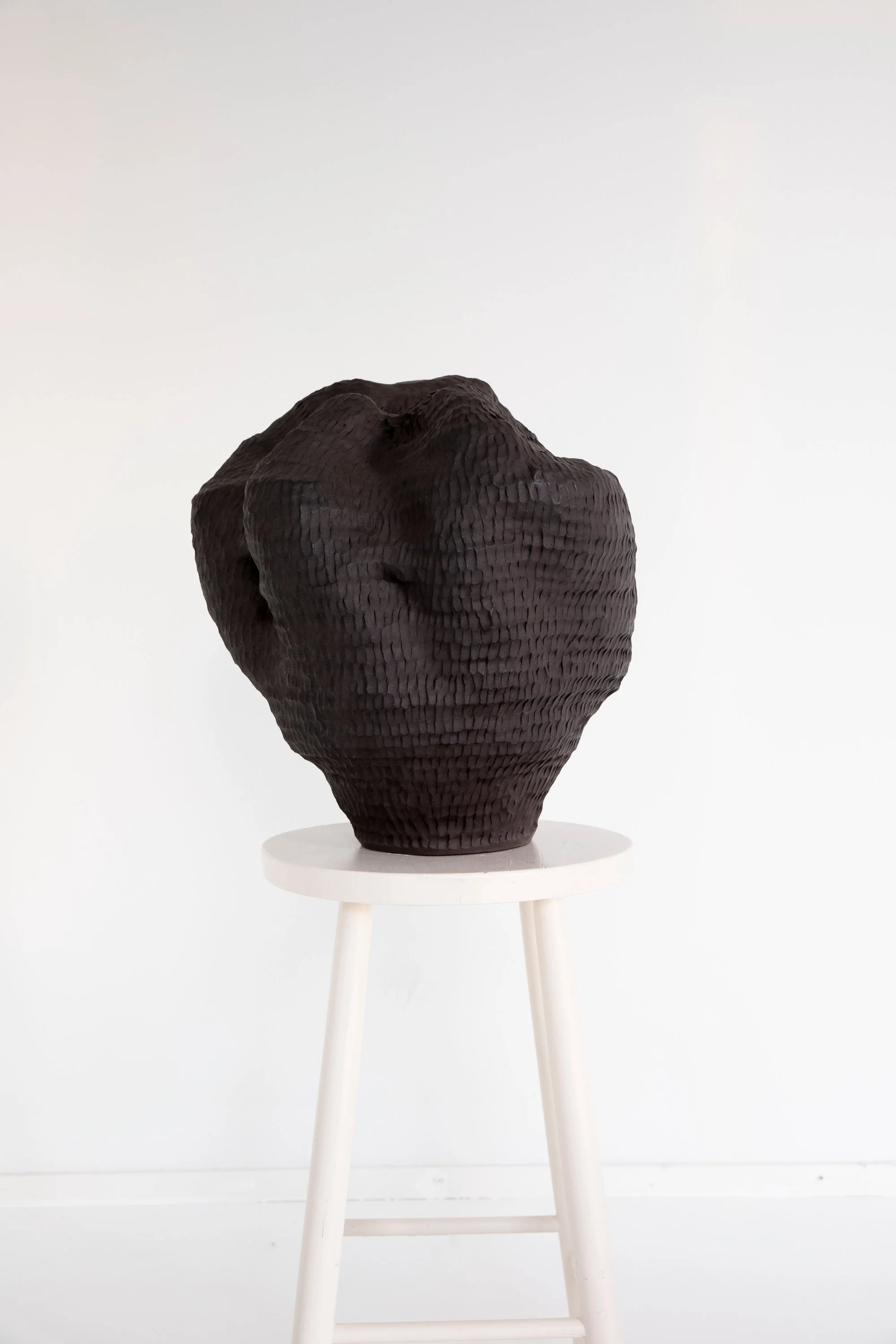 Musti (uskollinen ystävä), 2021. Hand built stoneware. 41 x 41 cm. 