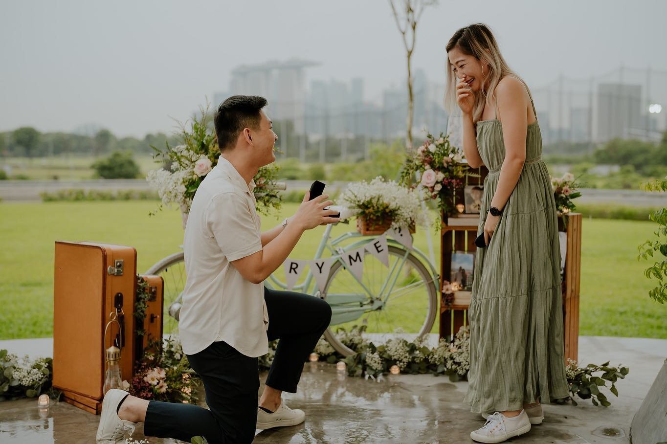 &bull;
The awestruck moment, lost of words, confusion perhaps for the lucky girl in Victoria last Saturday evening.

Unknowing to her, Aaron the wonderful man gave the best surprise marriage proposal to Victoria - quiet, intimate and cozy.

The rain 