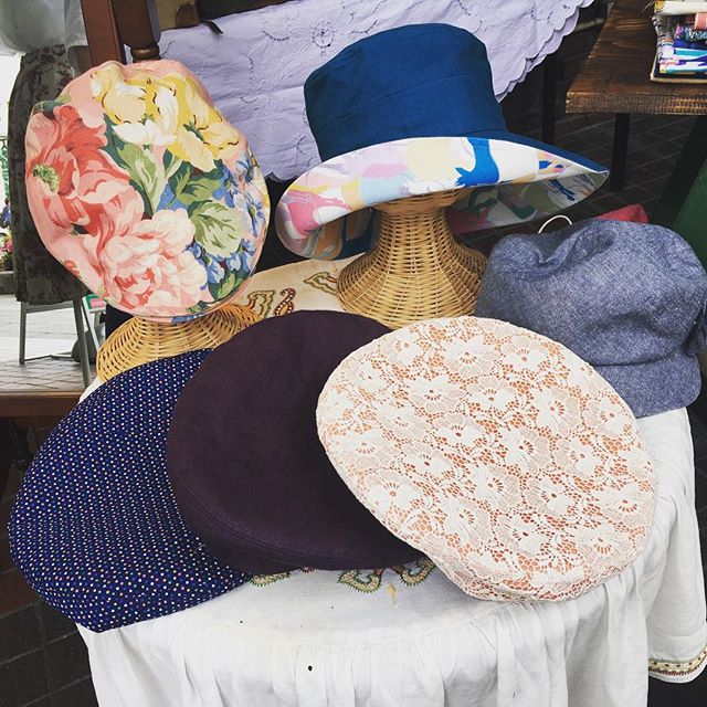 #アンシャンテ で#洋裁屋-akiko collection-の帽子店を出店しています👒
今日明日のみの販売ですので、ぜひ見に来てください😋
#松本駅前通り商店街 #クラフトフェアまつもと #帽子