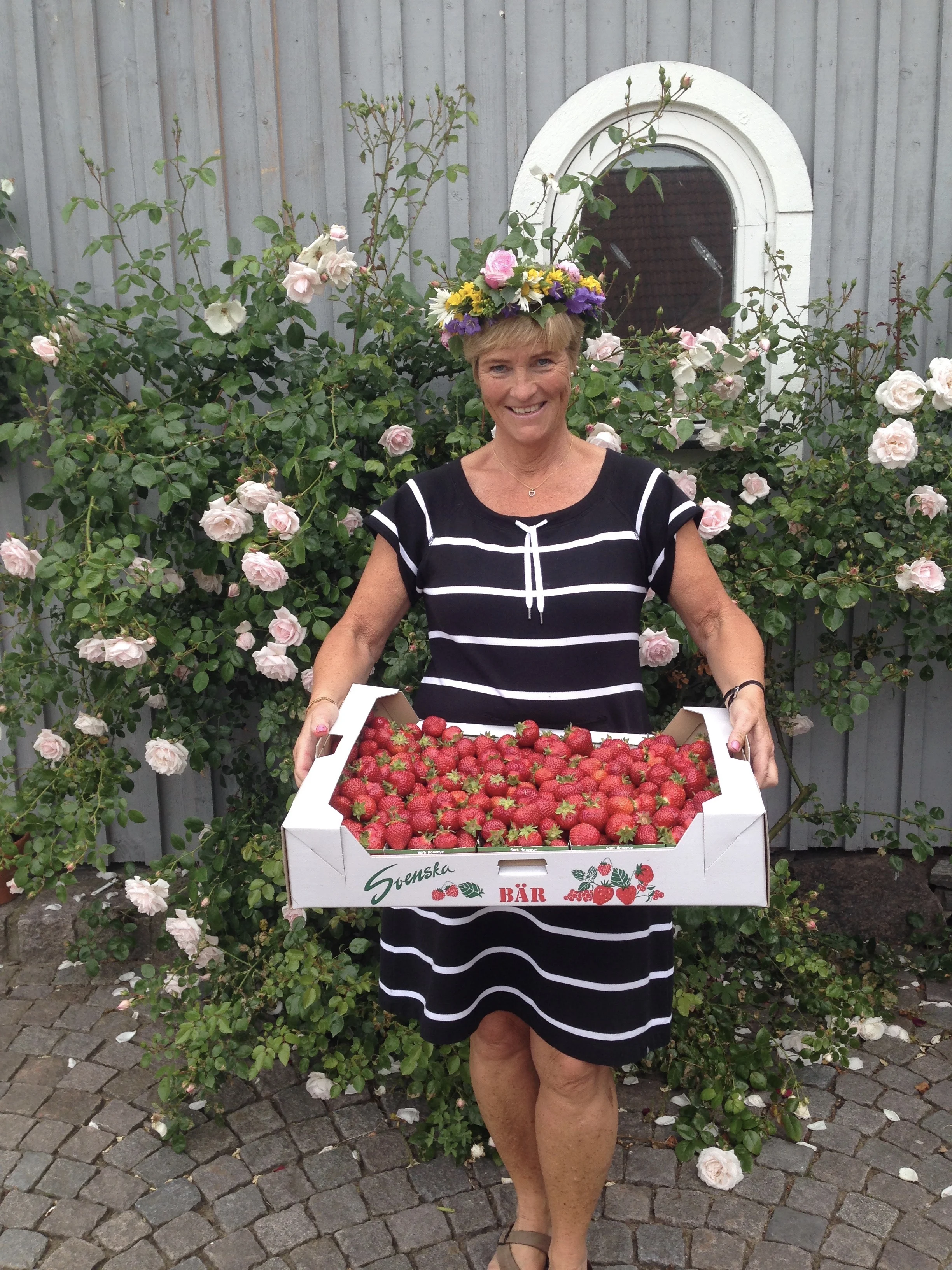 Midsommar är den populäraste dagen på året för svenska jordgubbar. Då äter vi i Sverige ca 5 miljoner liter jordgubbar.