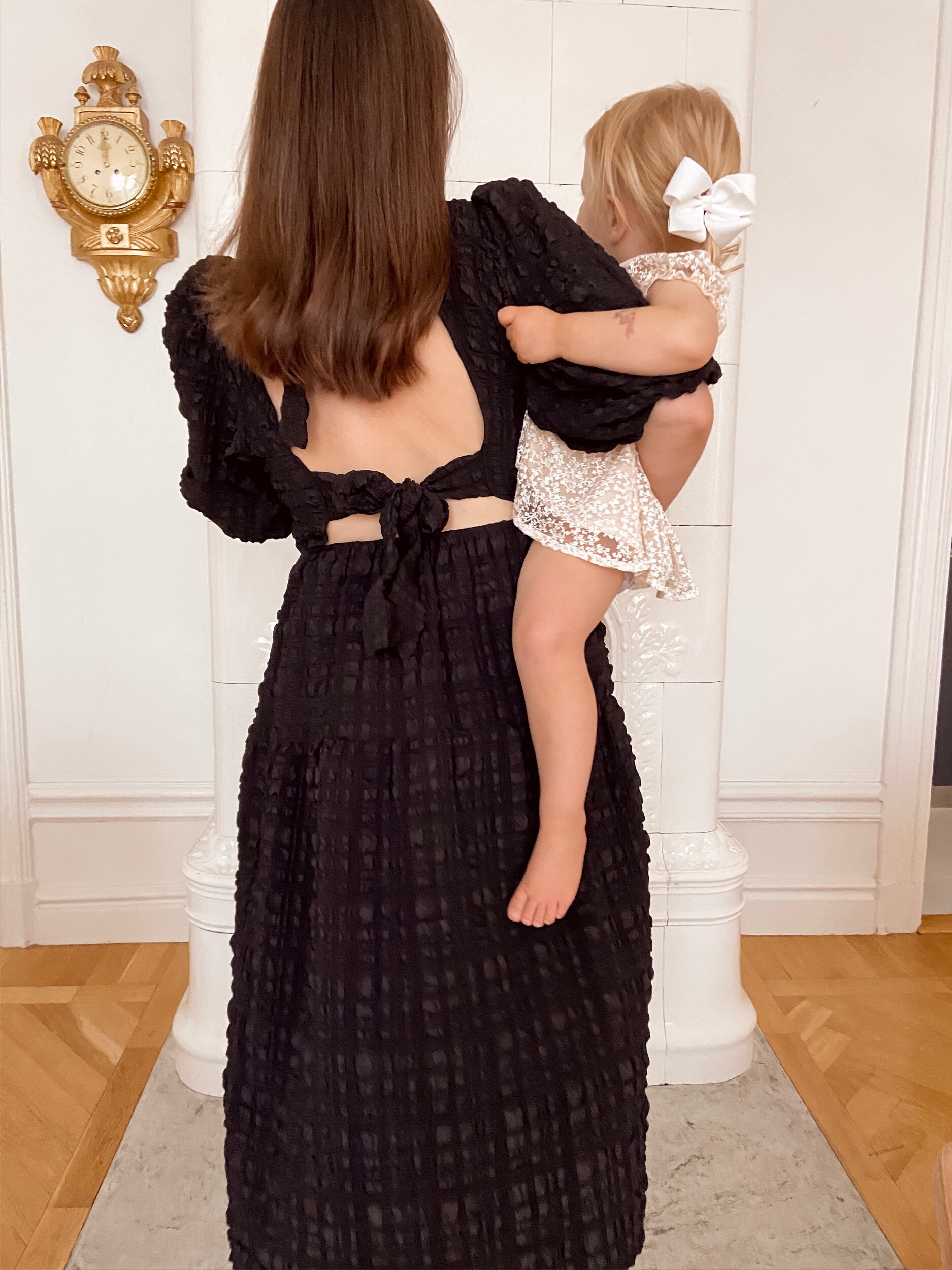 ANGELICAS CLOSET Caroline Tunn vit klänning med knytband i ryggen