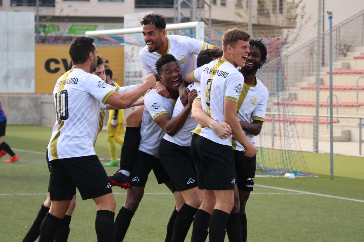 Former Academy players Ben White & Blaise Riley-Snow among celebrations after Alicante City’s winning goal