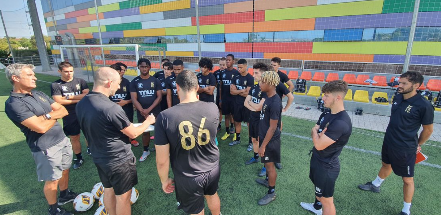 Fostering Leadership on the Pitch: Essential Qualities of Team Leaders in Football