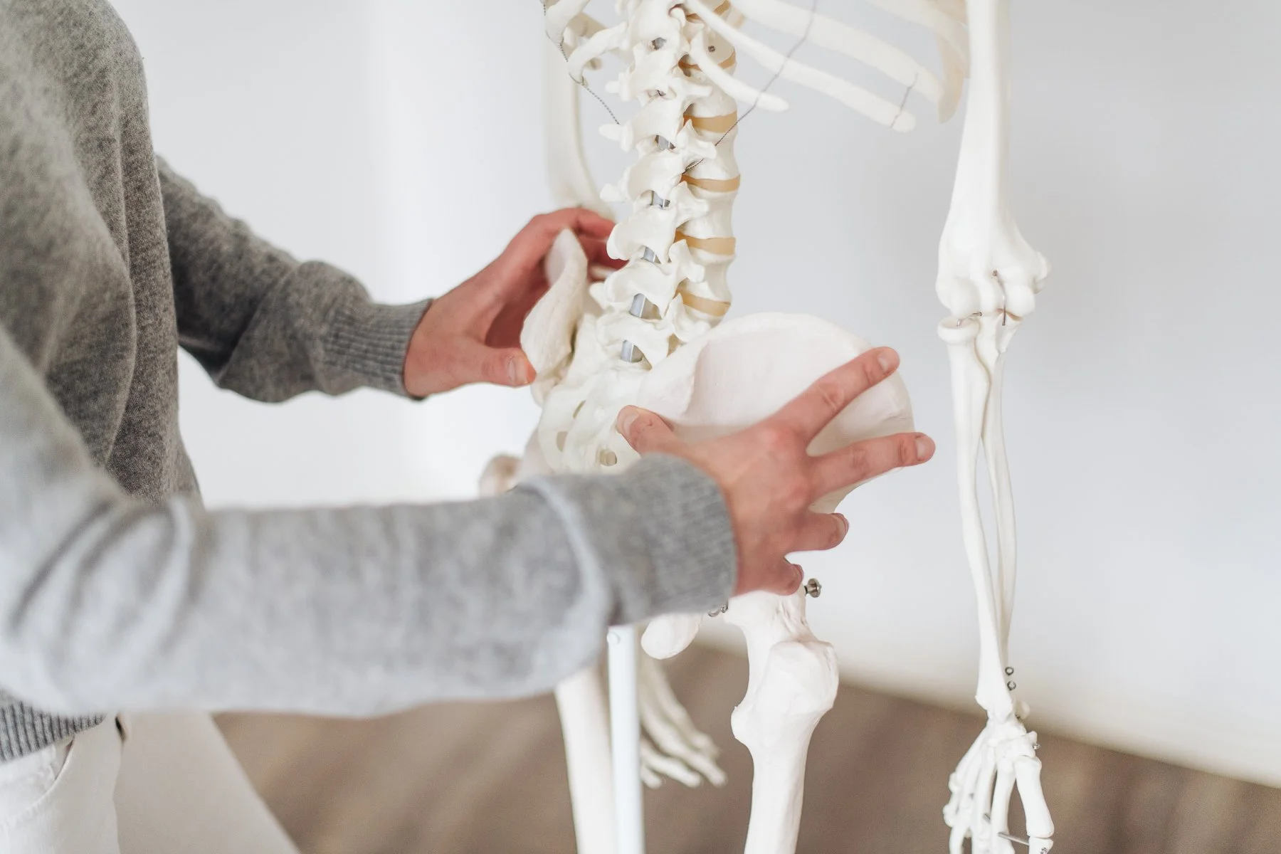 Osteopathie (von altgriechisch ὀστέον ostéon, deutsch ‚Knochen‘ und πάθος páthos, deutsch ‚Leiden‘)