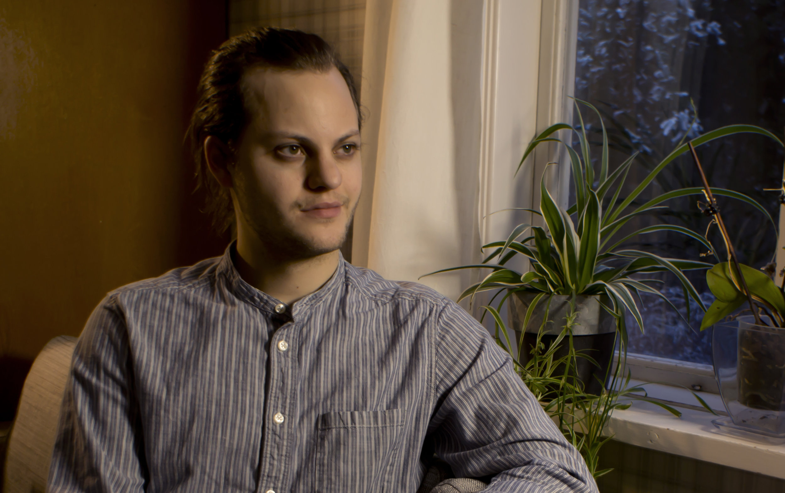 Den mörka sidan mot kameran, här med befintligt backljus. Modell: Anton Fjellström.