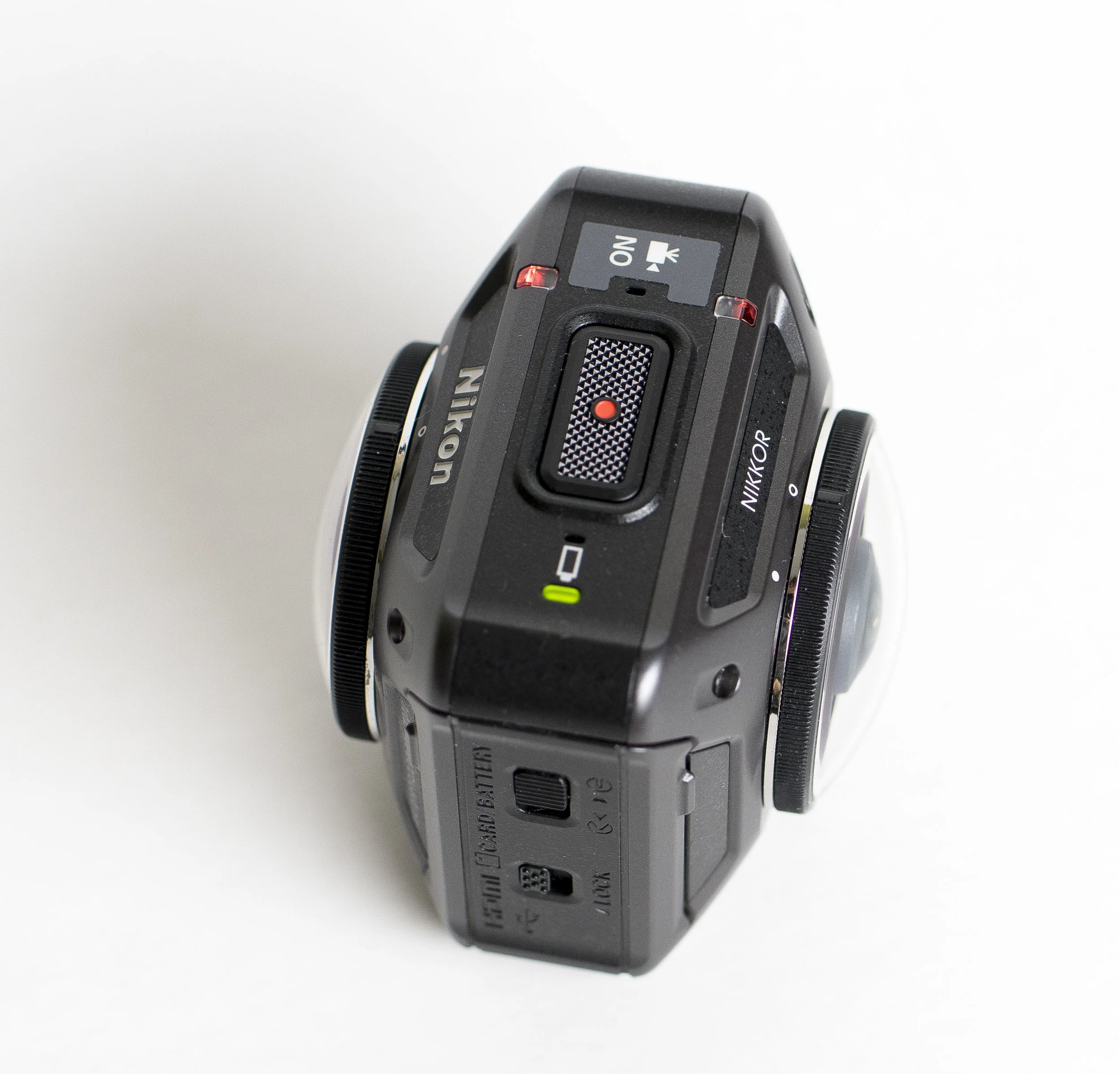 Innanför den vattentäta luckan finns batteriet, mini-SD-kortet, USB- och HDMI-kontakter. Där finns också den tredje knappen på kameran, den som sätter kameran i Flight-mode.