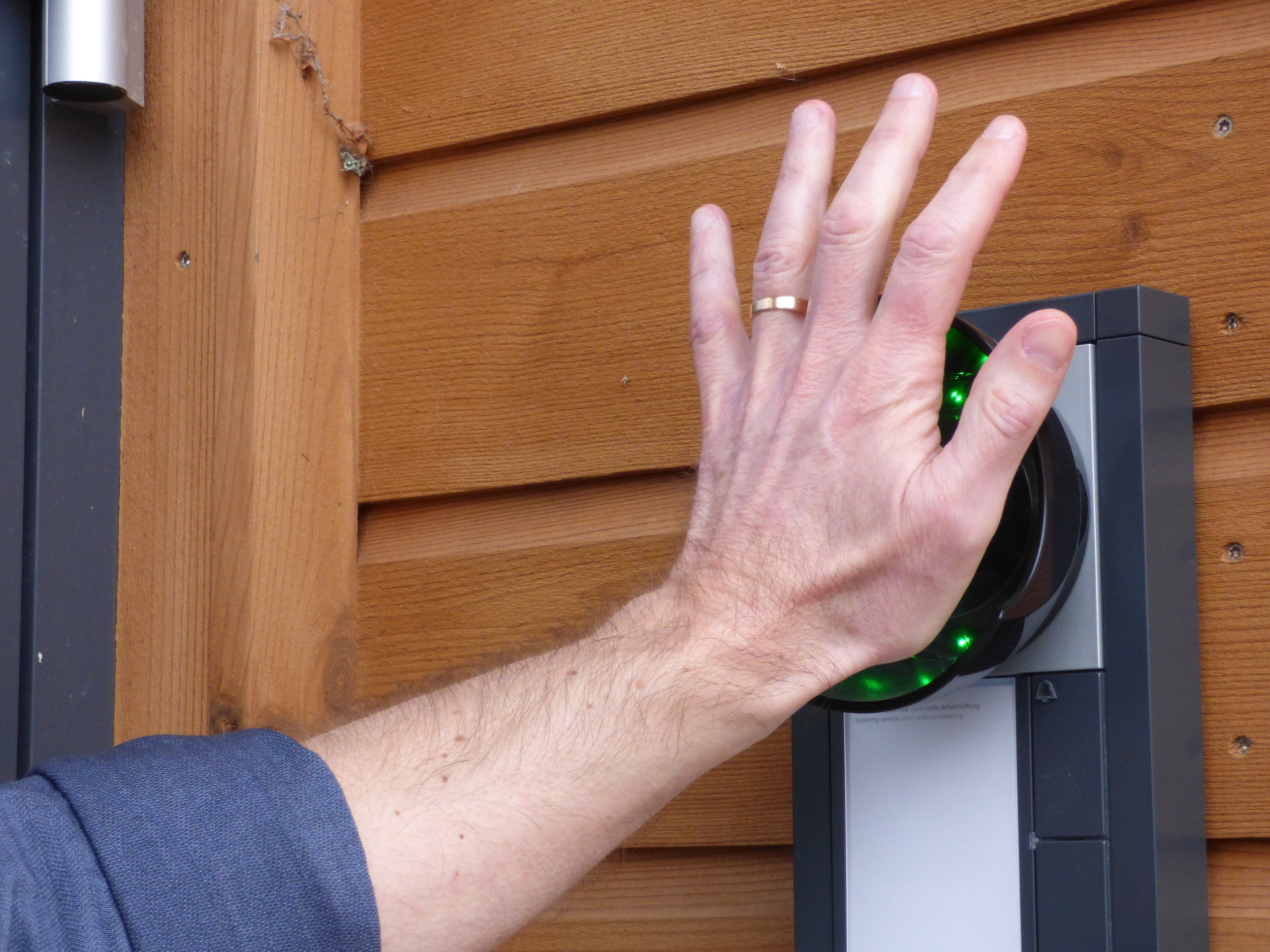 De lever som de lär och älskar ny teknik. Nyckel eller kodlås? Hopplöst föråldrat i dag. Här visar de upp möjligheten med en hand-scanner som läser av din handflatapå under en sekund för att öppna dörren till huvudkontoret.