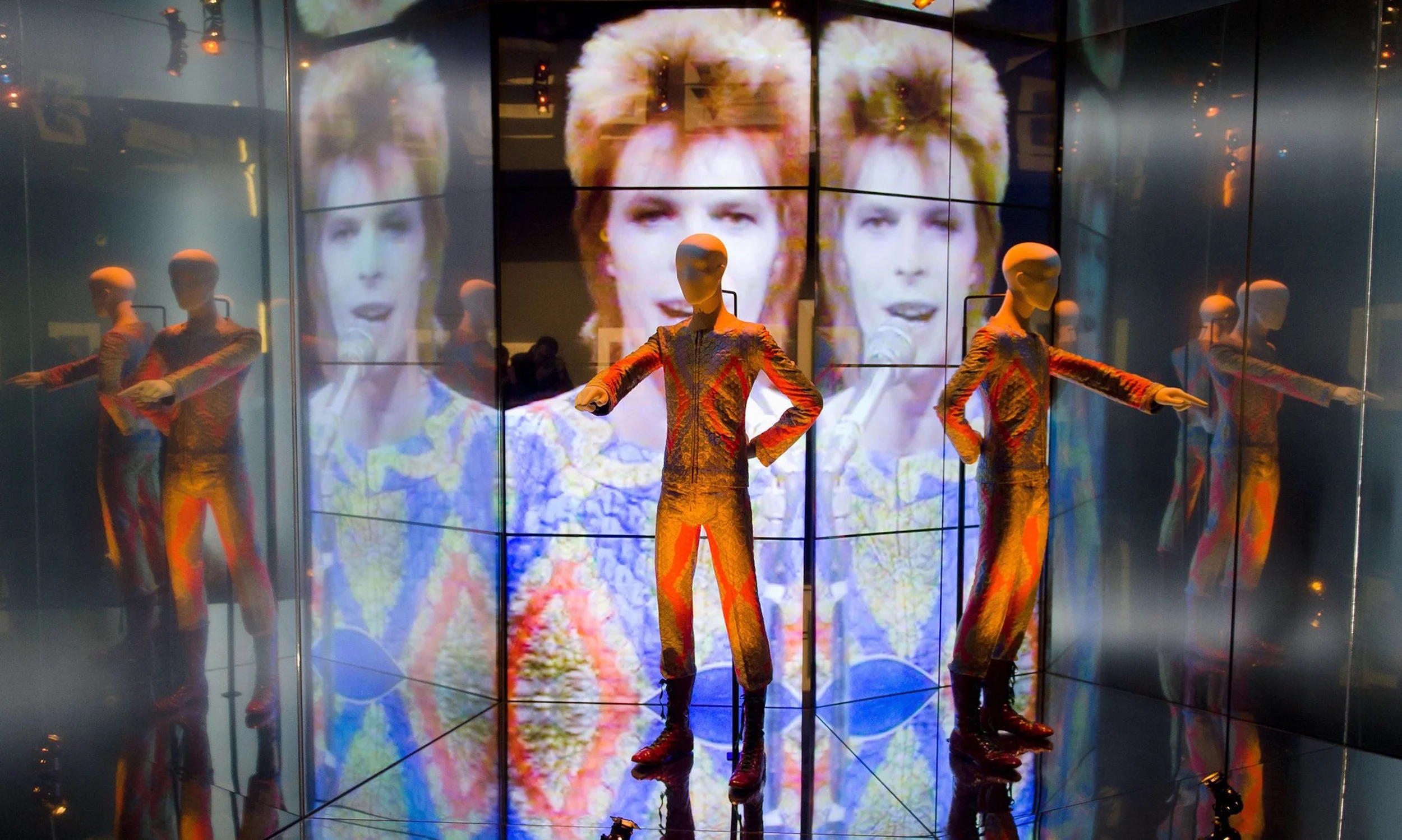 The Victoria & Albert Museums stora utställning om David Bowie var en av dess mest framgångsrika någonsin. Närmast en uppvisning i hur en utställning om en musikartist ska utföras. Bowie gav museet tillstånd att välja och vraka i sitt stora bibliotek.