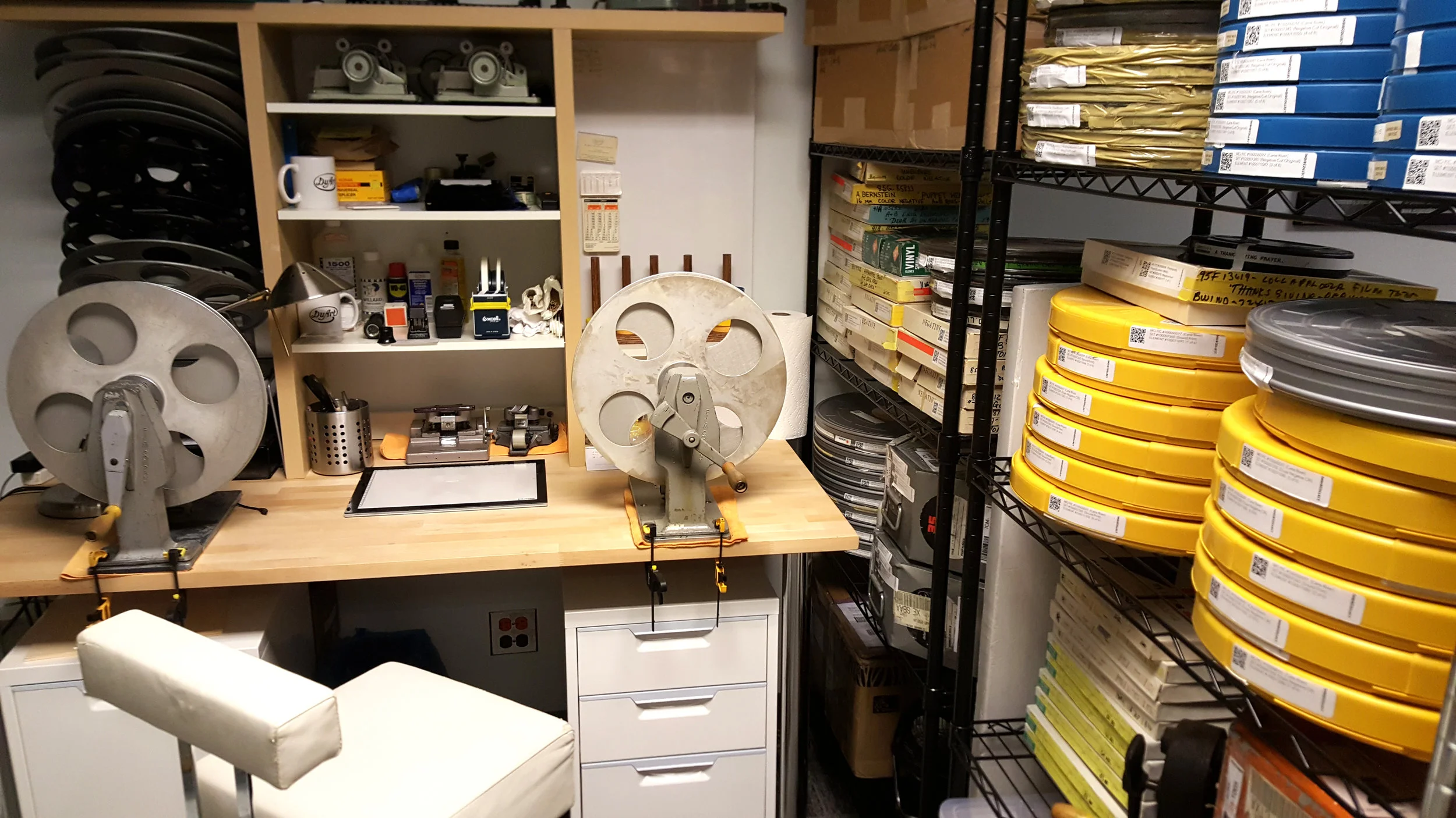 Här förbereds negativen för skanning.