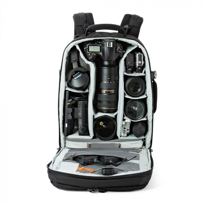 BP 450 AW II rymmer 1-2 stycken professionella DSLR-kameror med 70-200mm f/2.8 telezoom monterad, t.ex. Canon EOS 1Dx Mk II eller Nikon D5 alternativt kamerahus med vertikalgrepp. Här ryms också en 15” laptop i ett särskilt, vadderat fack.