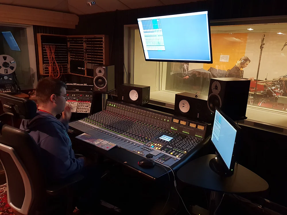 Kontrollrummet på folkhögskolan är uppbyggt kring ett SSL AWS 900 och lyssning från Dynaudio och Yamaha. Foto: Sverigefinska folkhögskolan.
