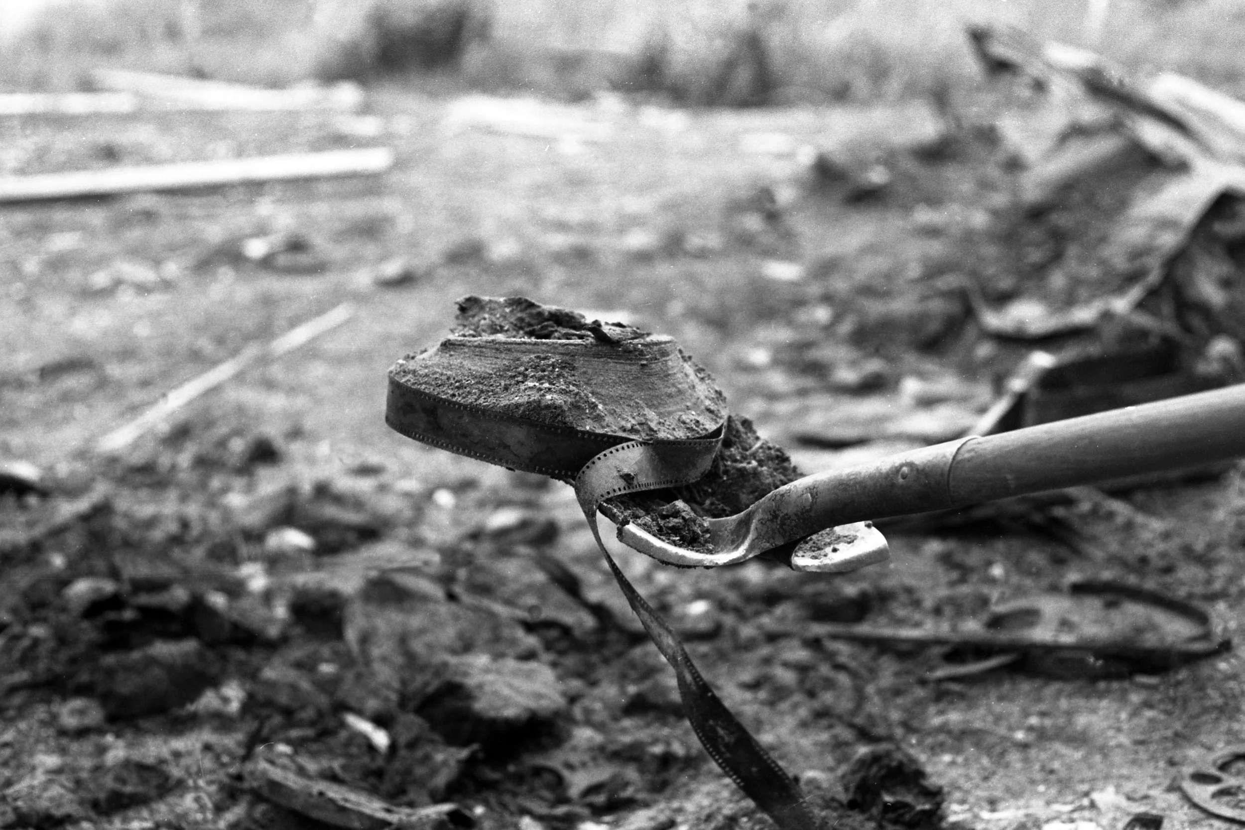 1978 stötte en observant förare av en grävskopa på något som stack upp ur marken i Dawson City. Det var en filmrulle. Och fler skulle det finnas där.